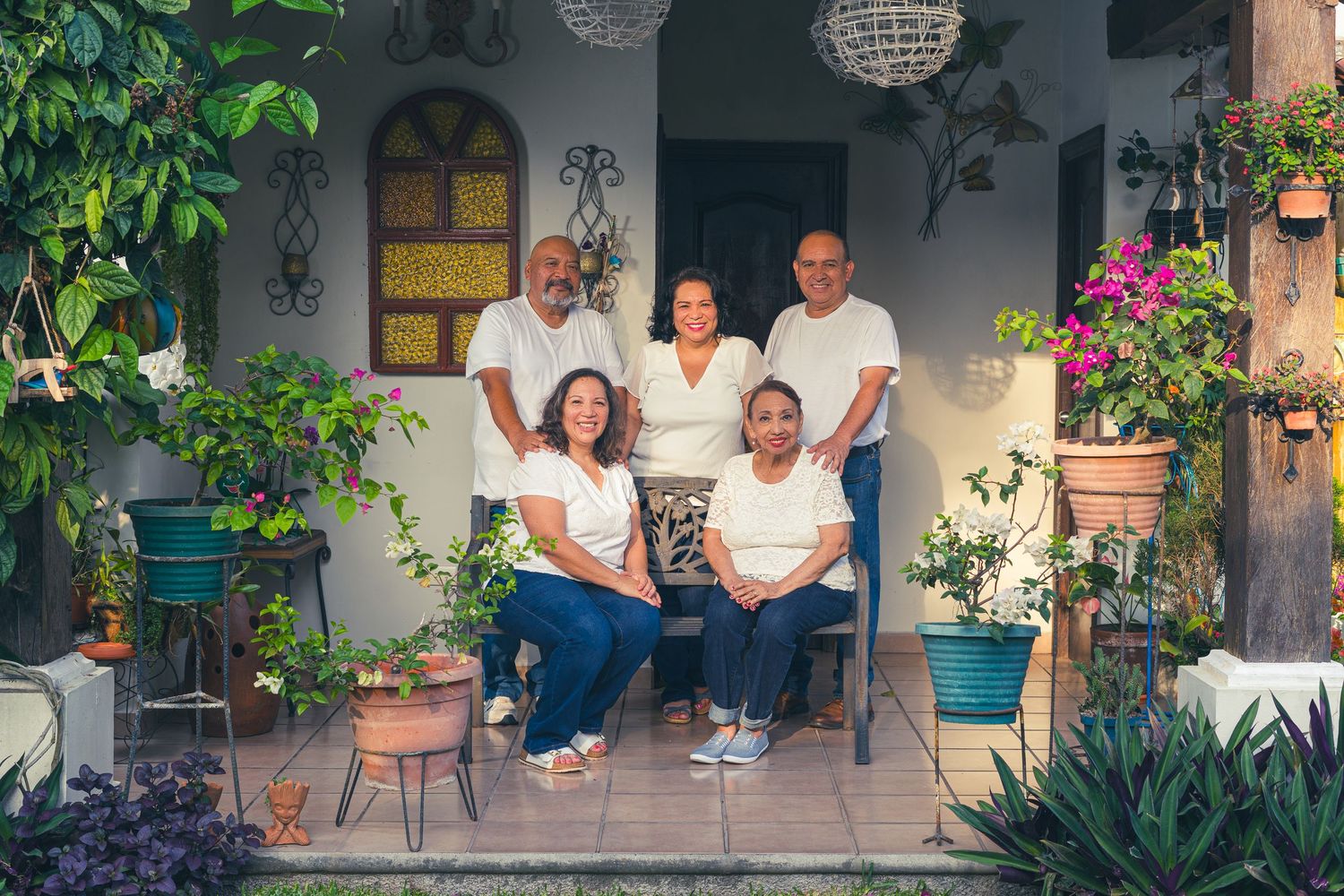 Sesión de retrato profesional en El Salvador realizada en exterior con técnicas y dirección personalizada por Magma Solutions.