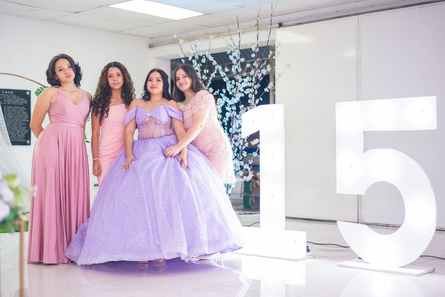 Cobertura de 15 años en El Salvador documentando cada momento especial con fotografía profesional y estilo elegante.