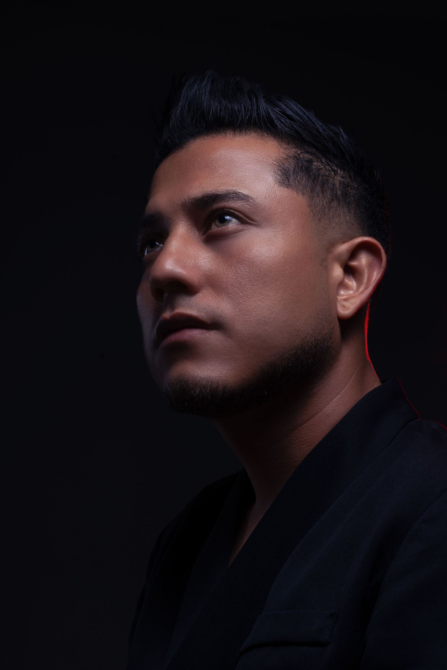 Sesión de retrato profesional en El Salvador realizada en estudio con técnicas y dirección personalizada por Magma Solutions.