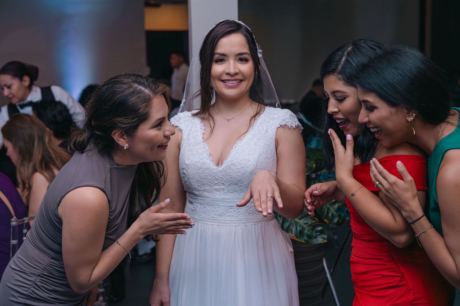Fotografía de boda en El Salvador capturando momentos auténticos y emotivos con estilo elegante y documental.
