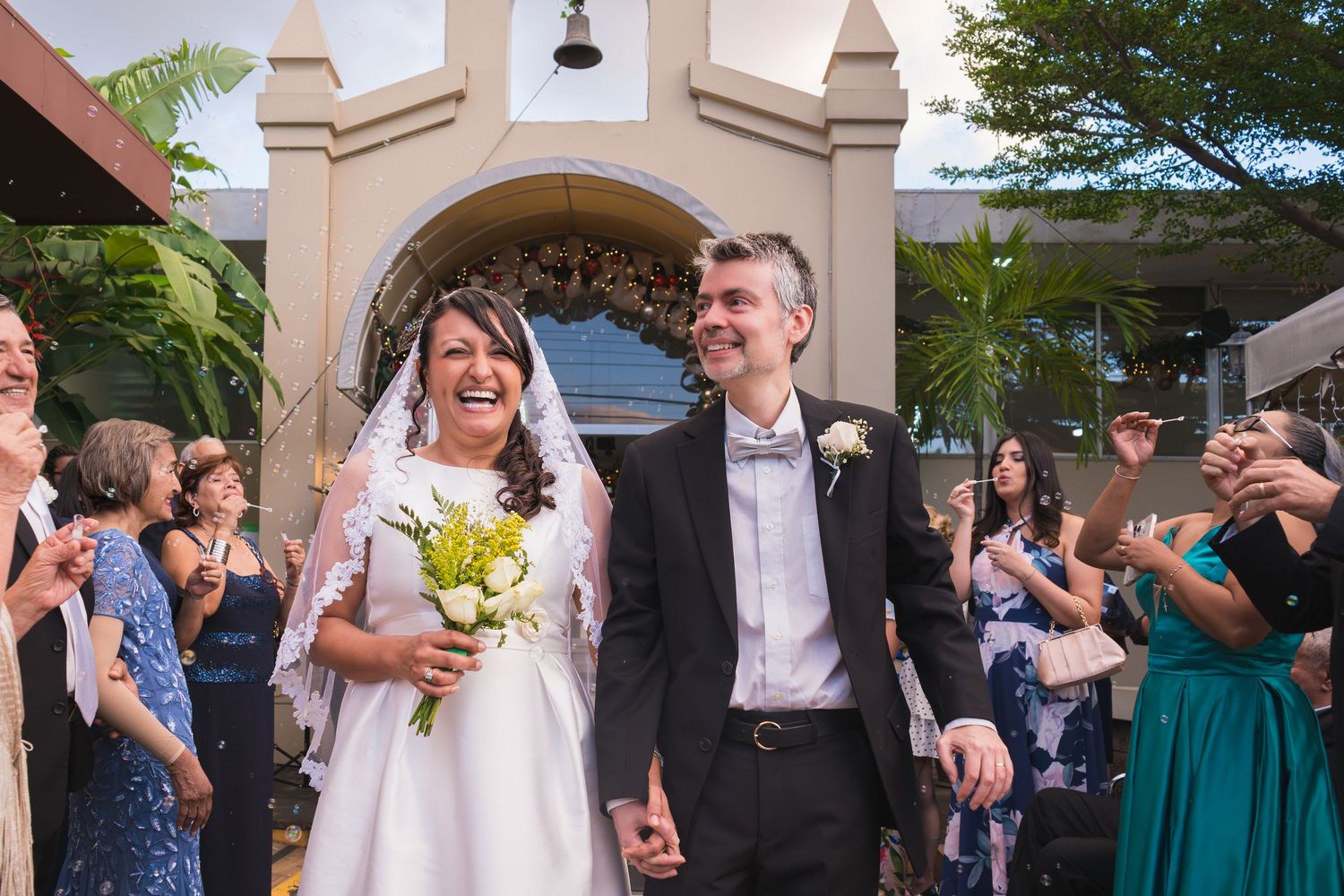 Fotografía de boda en El Salvador capturando momentos auténticos y emotivos con estilo elegante y documental.
