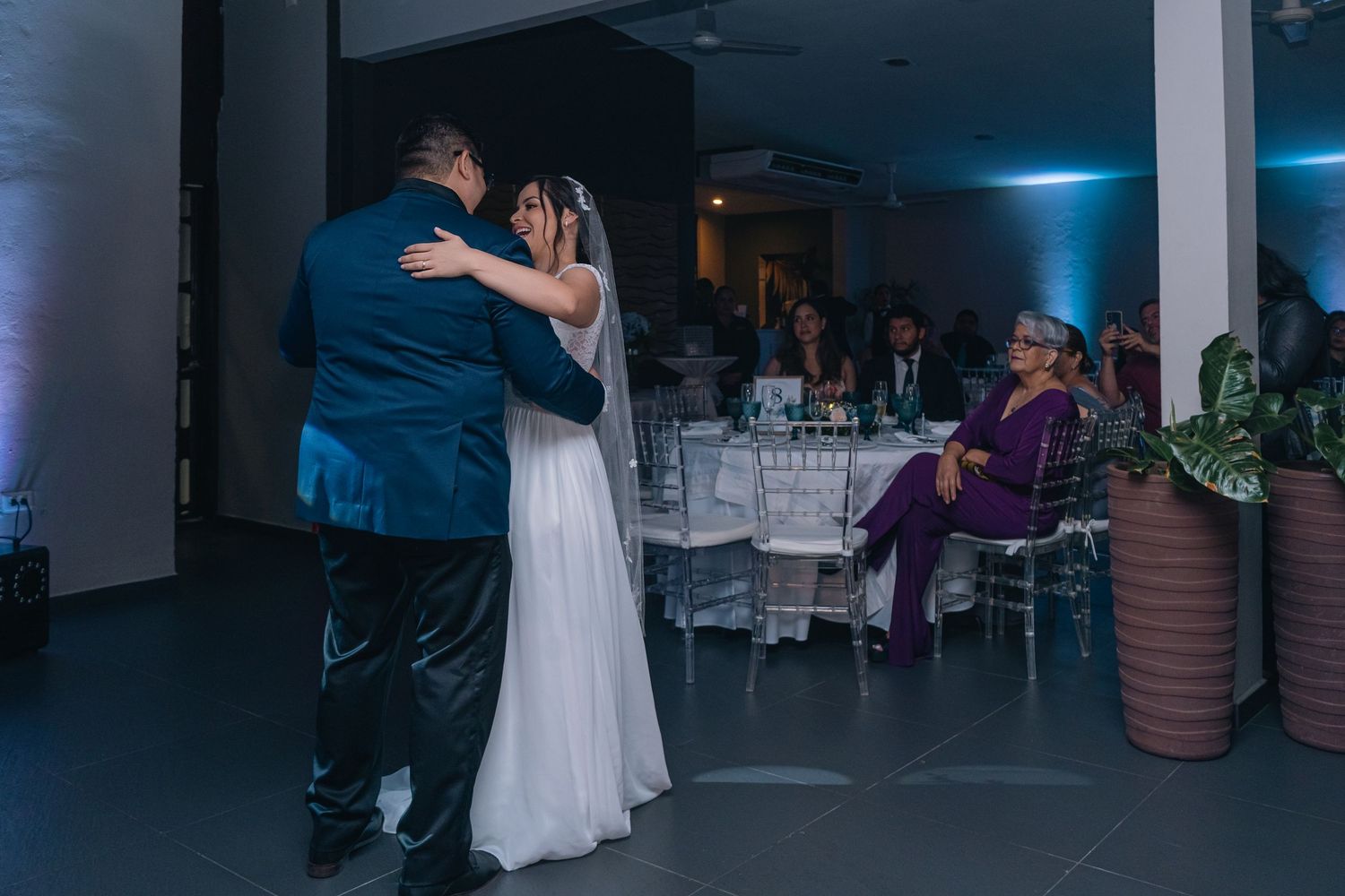 Fotografía de boda en El Salvador capturando momentos auténticos y emotivos con estilo elegante y documental.