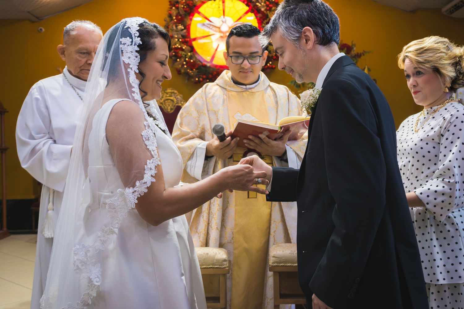 Fotografía de boda en El Salvador capturando momentos auténticos y emotivos con estilo elegante y documental.