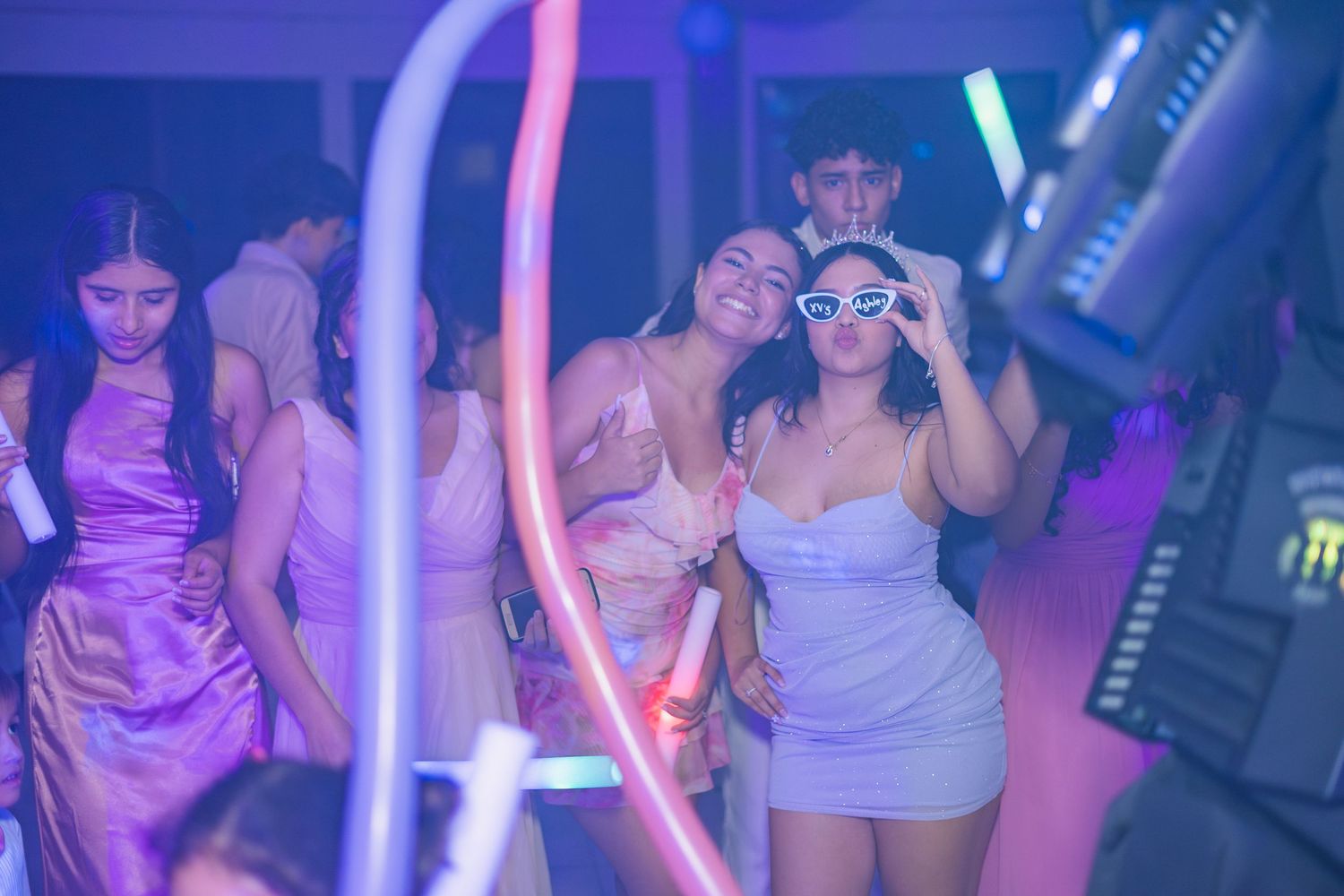 Cobertura de 15 años en El Salvador documentando cada momento especial con fotografía profesional y estilo elegante.