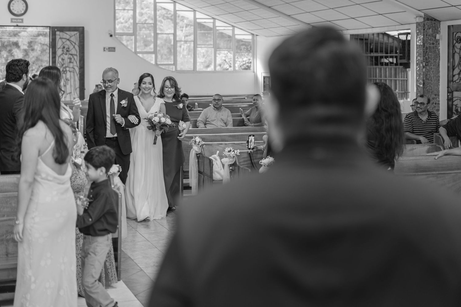 Fotografía de boda en El Salvador capturando momentos auténticos y emotivos con estilo elegante y documental.