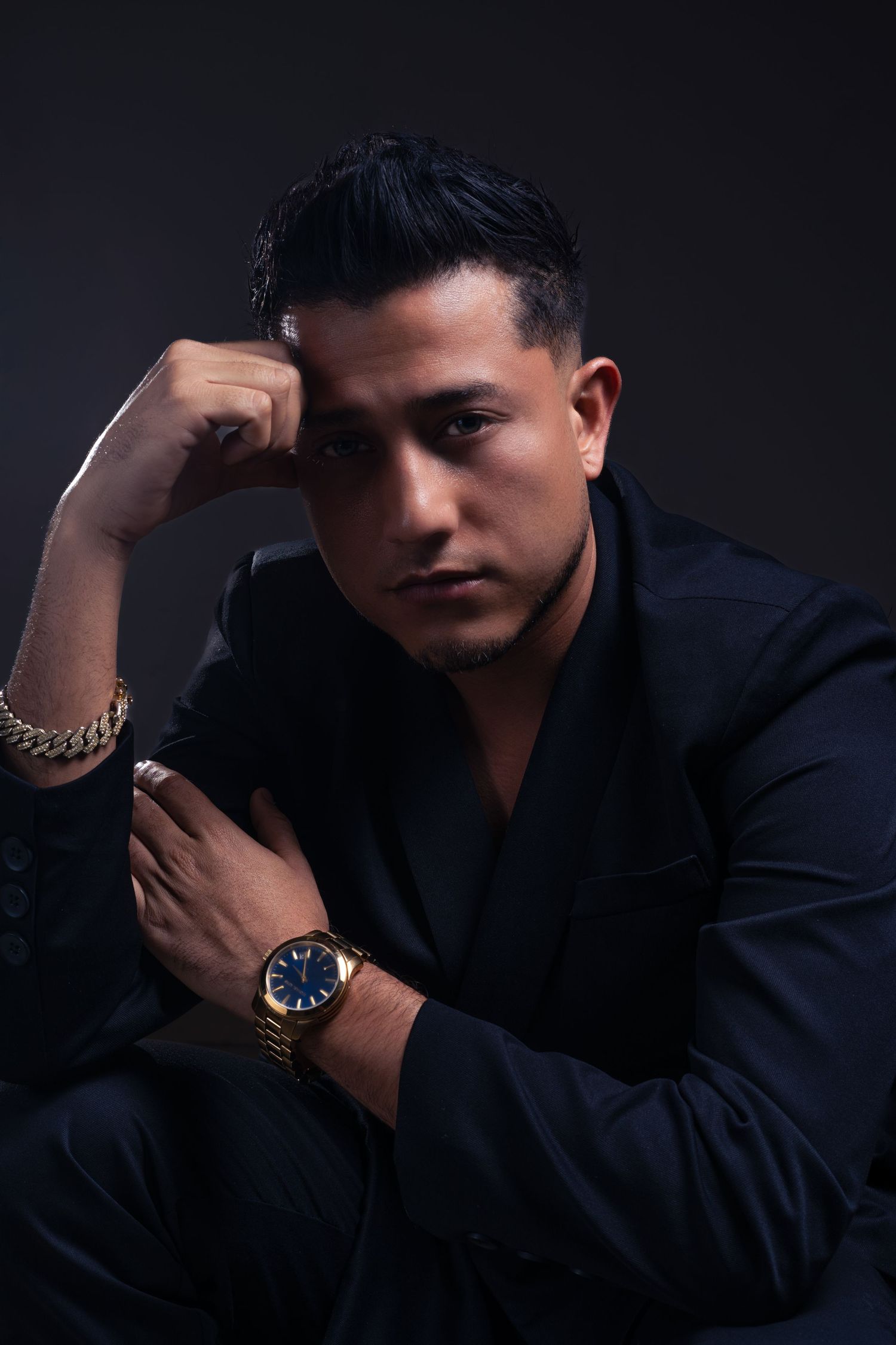 Sesión de retrato profesional en El Salvador realizada en estudio con técnicas y dirección personalizada por Magma Solutions.