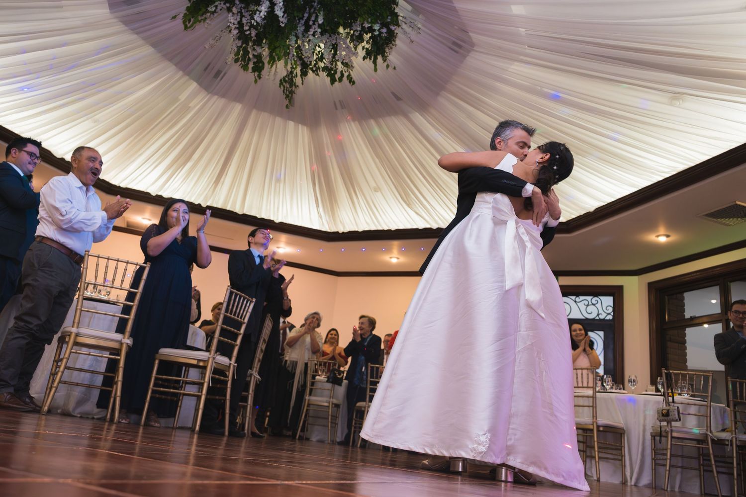 Fotografía de boda en El Salvador capturando momentos auténticos y emotivos con estilo elegante y documental.