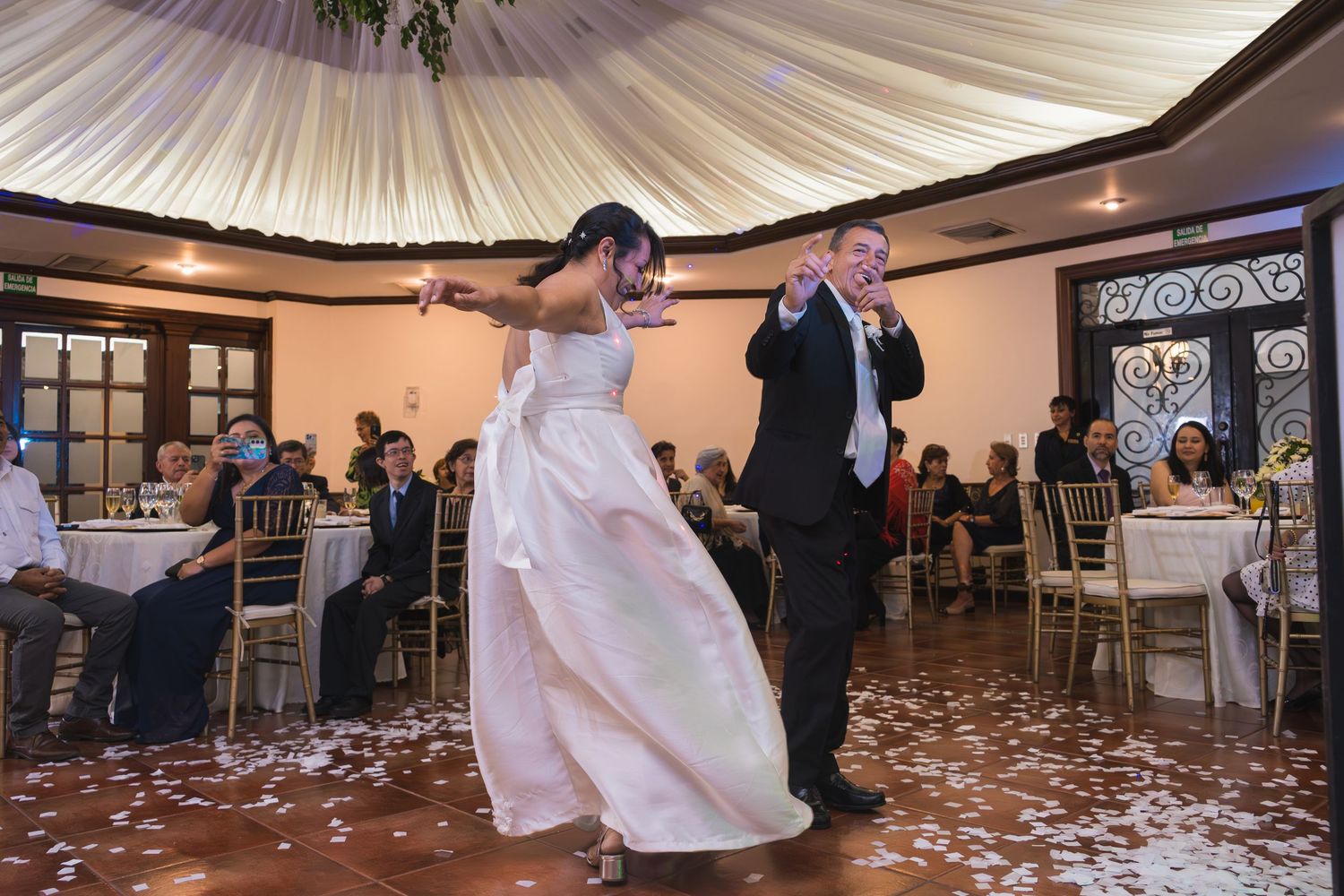 Fotografía de boda en El Salvador capturando momentos auténticos y emotivos con estilo elegante y documental.