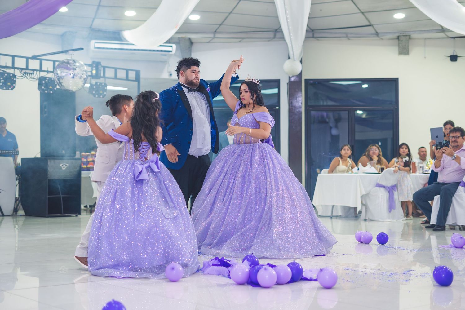 Cobertura de 15 años en El Salvador documentando cada momento especial con fotografía profesional y estilo elegante.