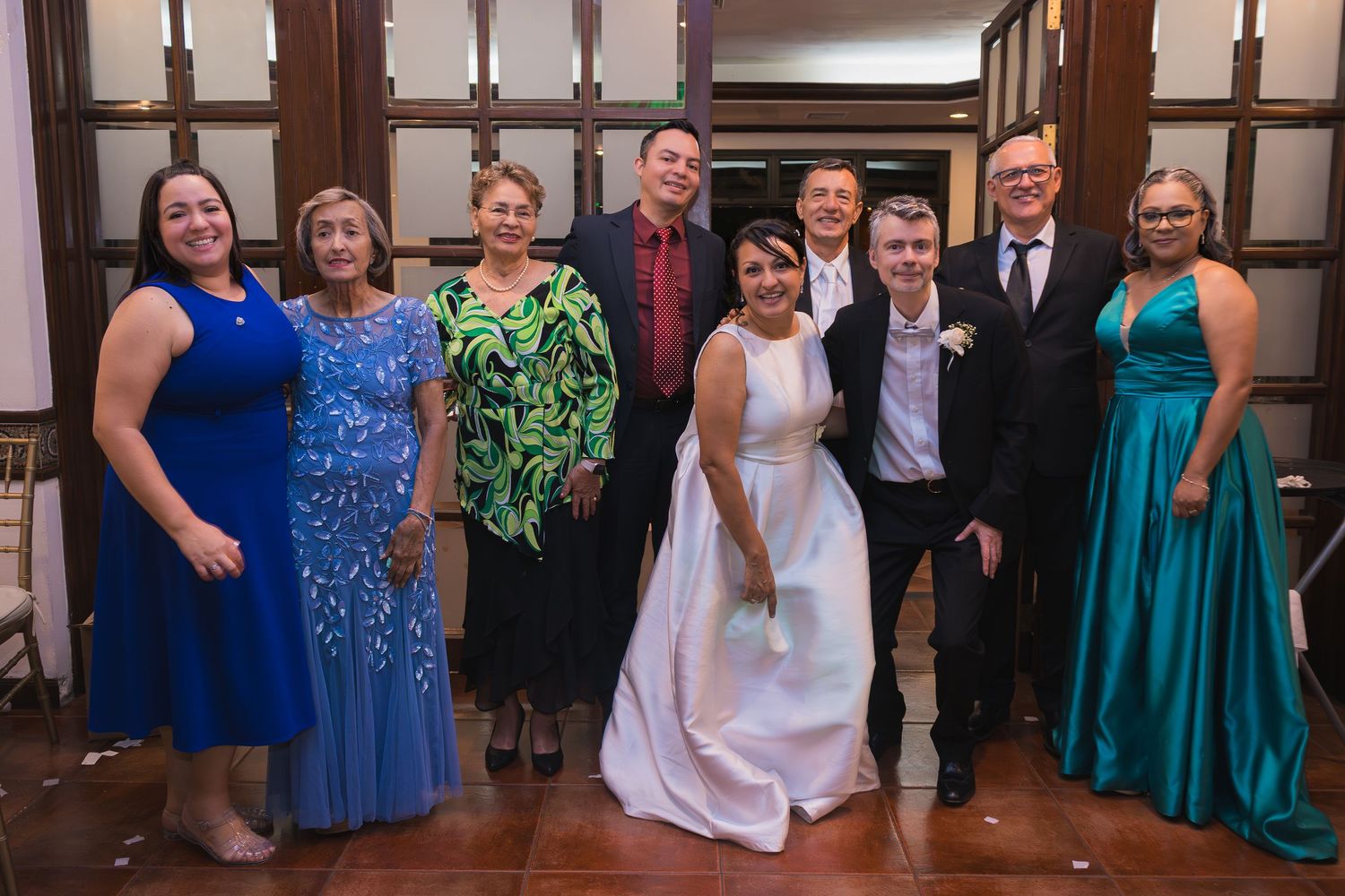 Fotografía de boda en El Salvador capturando momentos auténticos y emotivos con estilo elegante y documental.