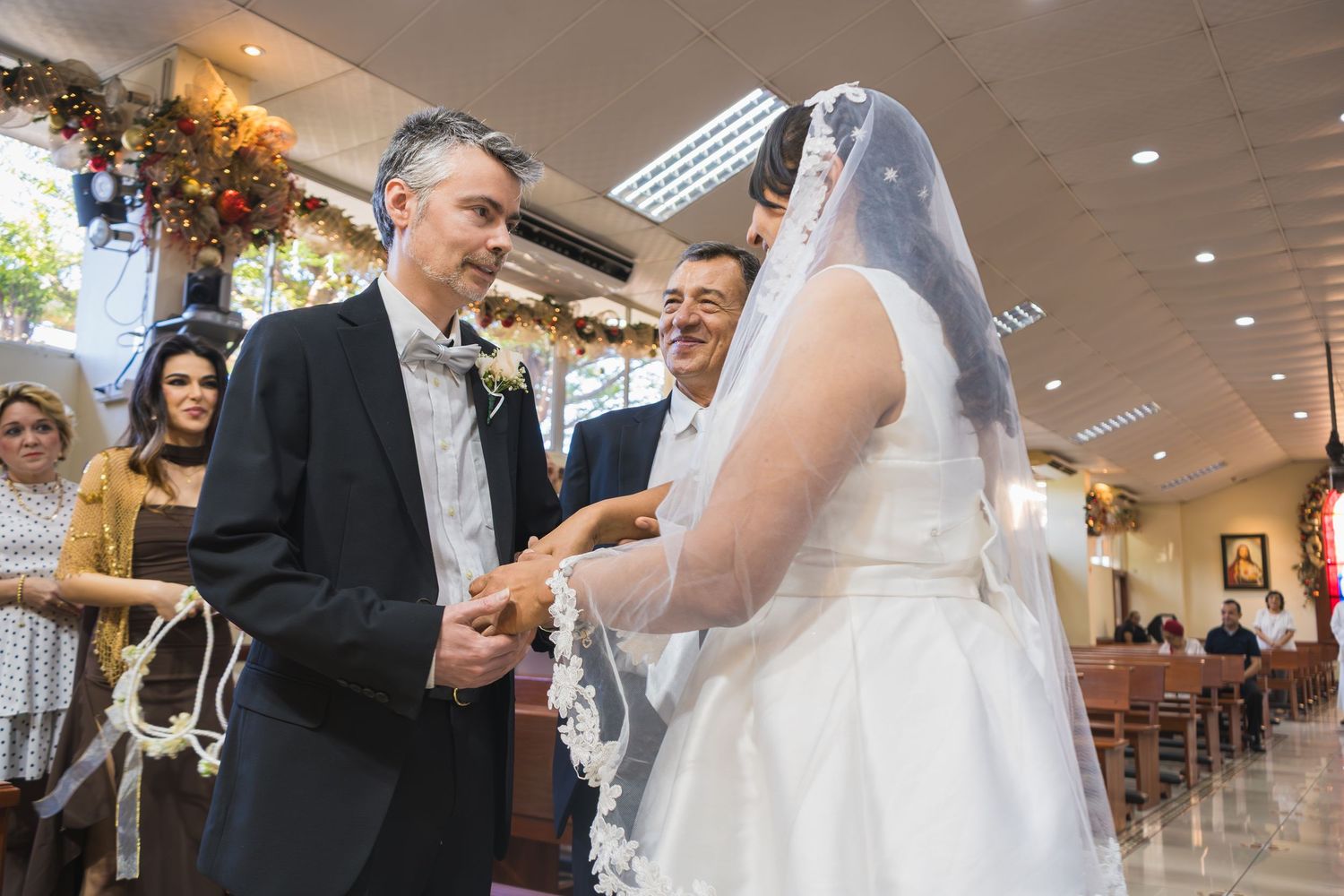 Fotografía de boda en El Salvador capturando momentos auténticos y emotivos con estilo elegante y documental.