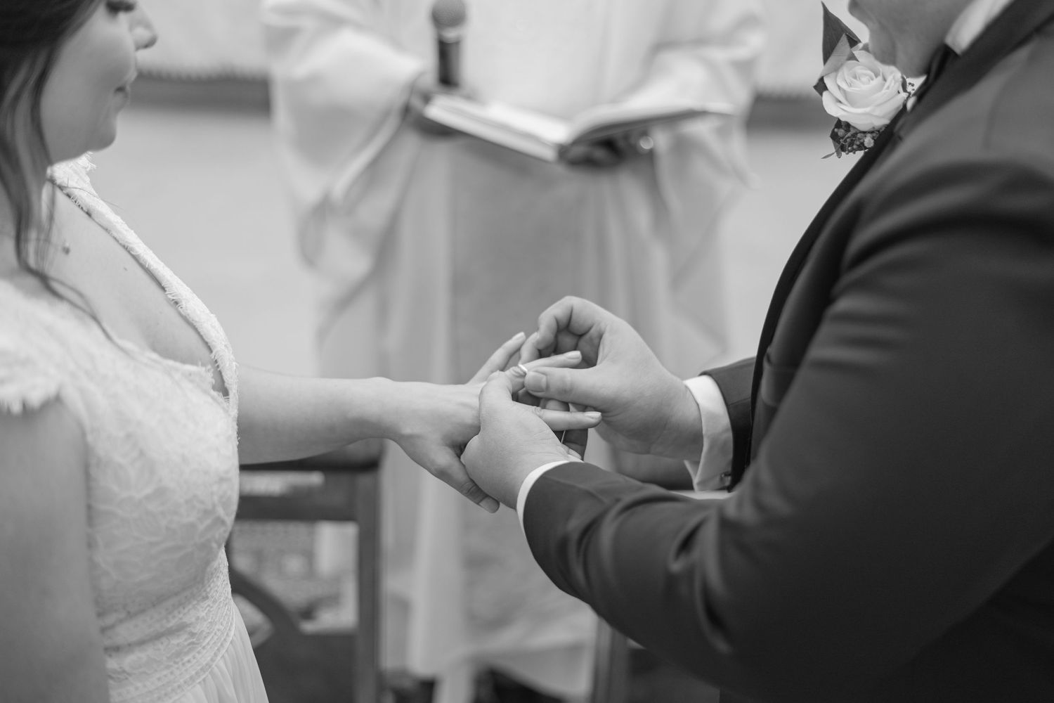 Fotografía de boda en El Salvador capturando momentos auténticos y emotivos con estilo elegante y documental.