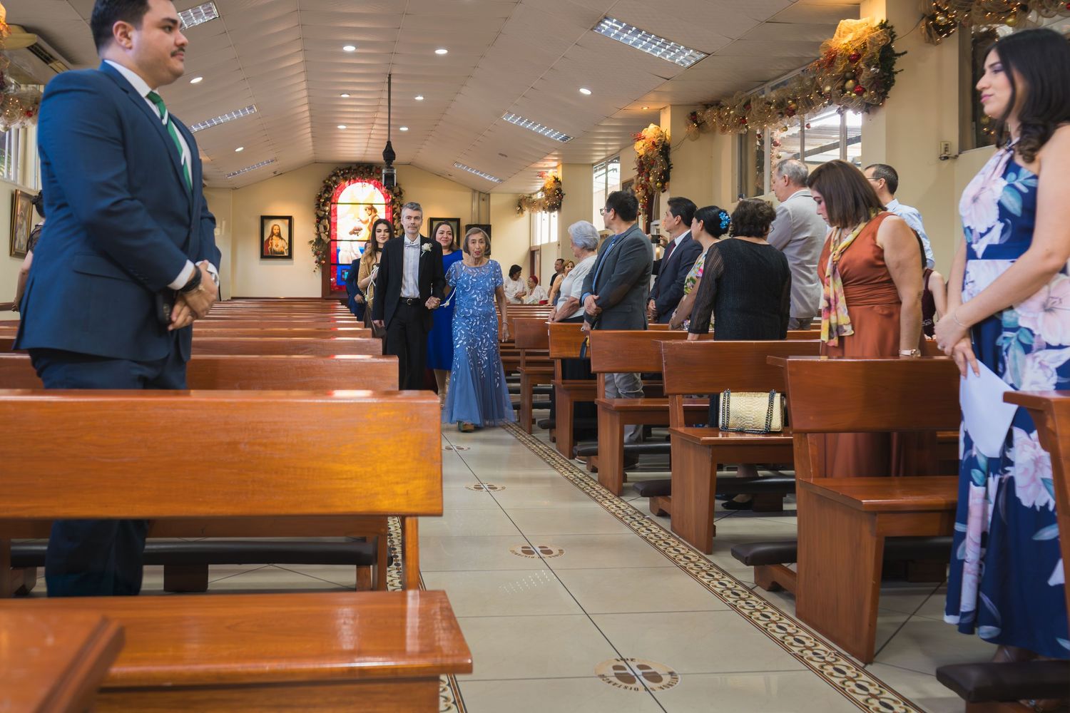 Fotografía de boda en El Salvador capturando momentos auténticos y emotivos con estilo elegante y documental.