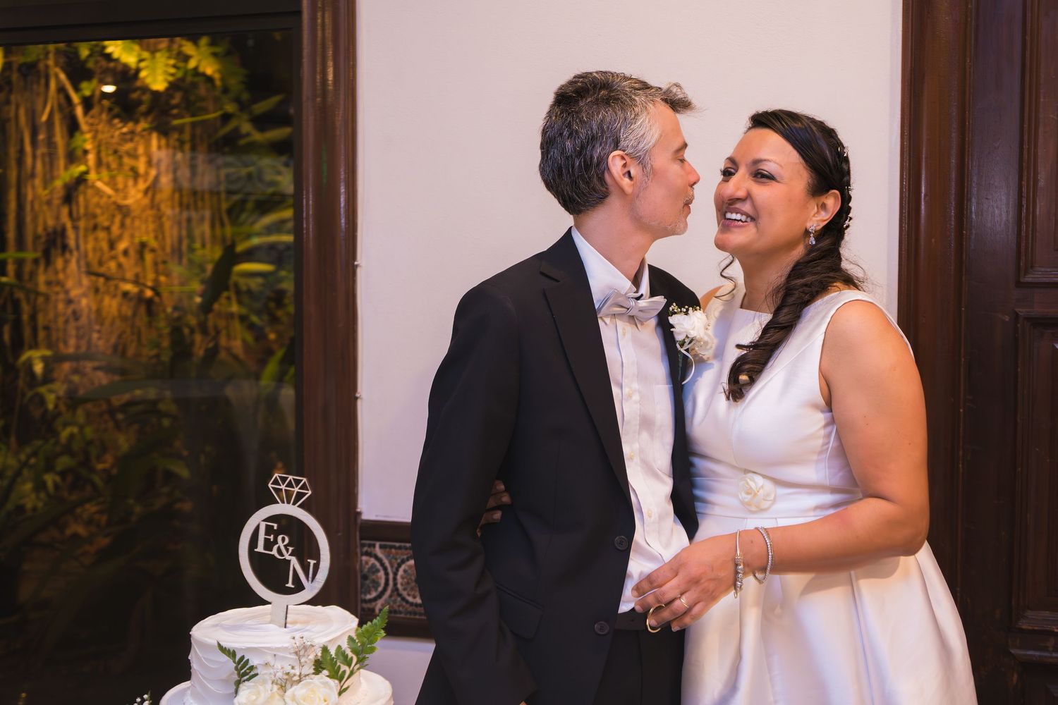 Fotografía de boda en El Salvador capturando momentos auténticos y emotivos con estilo elegante y documental.