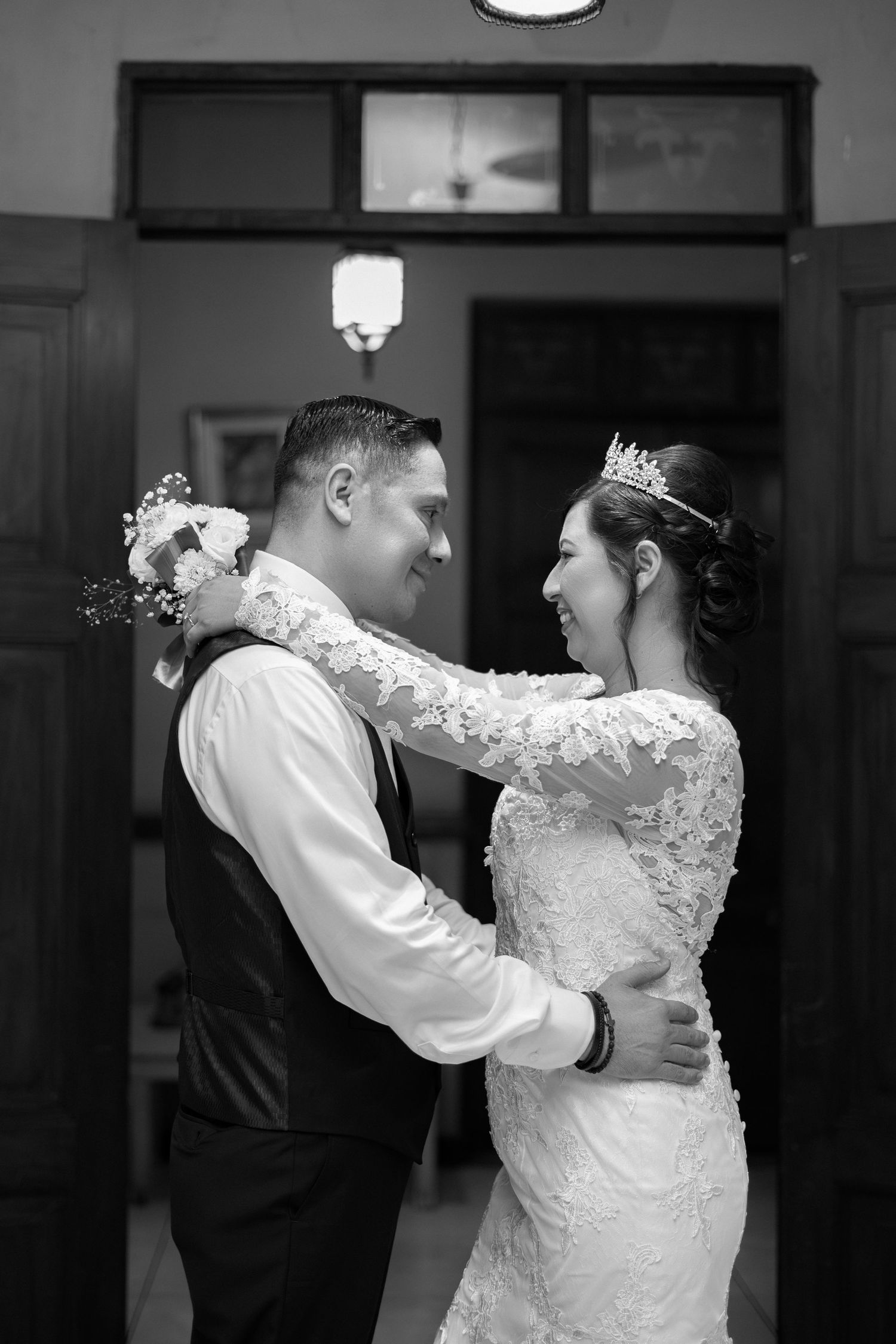 Fotografía de boda en El Salvador capturando momentos auténticos y emotivos con estilo elegante y documental.