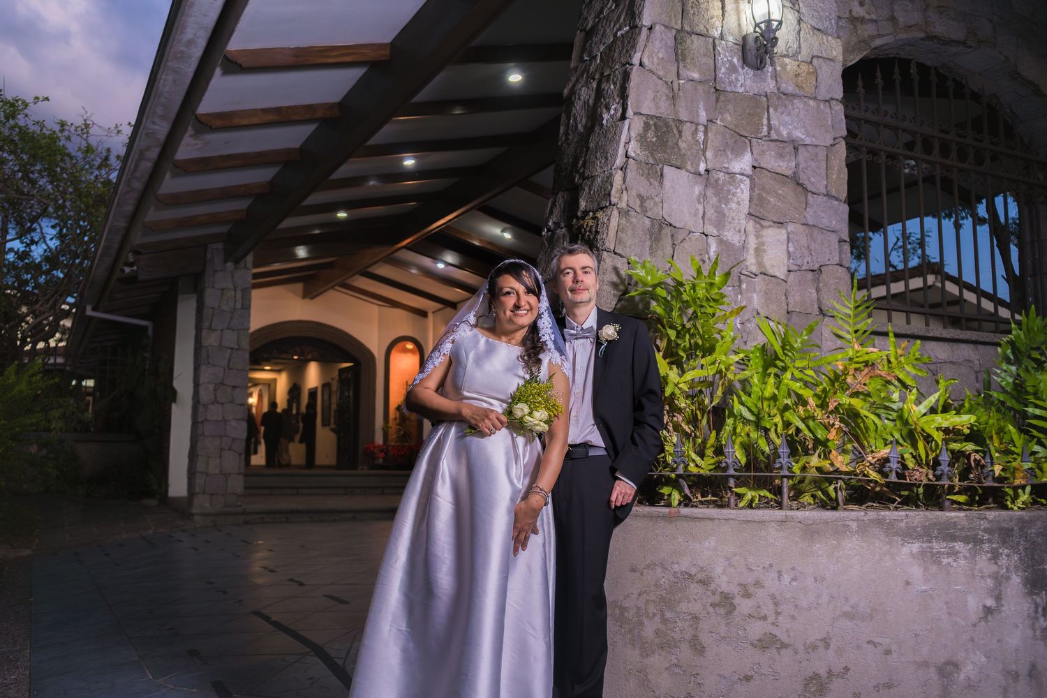 Fotografía de boda en El Salvador capturando momentos auténticos y emotivos con estilo elegante y documental.