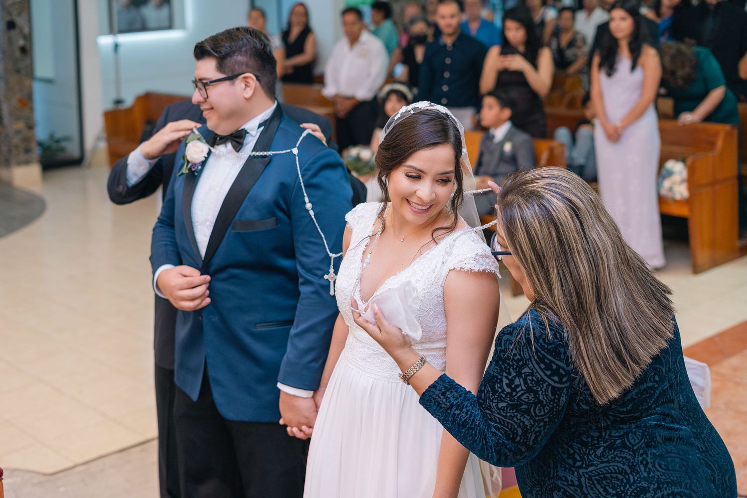 Fotografía de boda en El Salvador capturando momentos auténticos y emotivos con estilo elegante y documental.