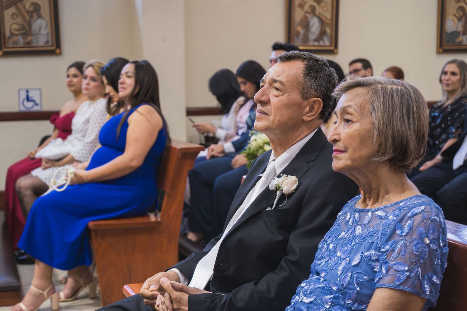 Fotografía de boda en El Salvador capturando momentos auténticos y emotivos con estilo elegante y documental.