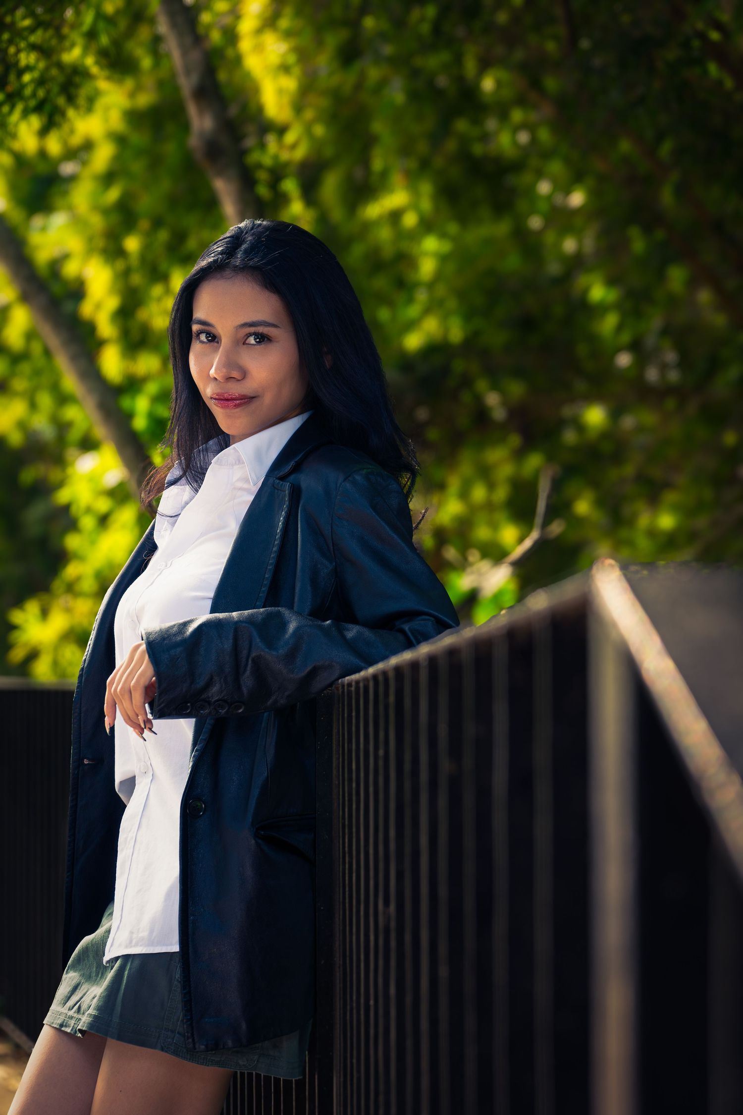 Sesión de retrato profesional en El Salvador realizada en exterior con técnicas y dirección personalizada por Magma Solutions.