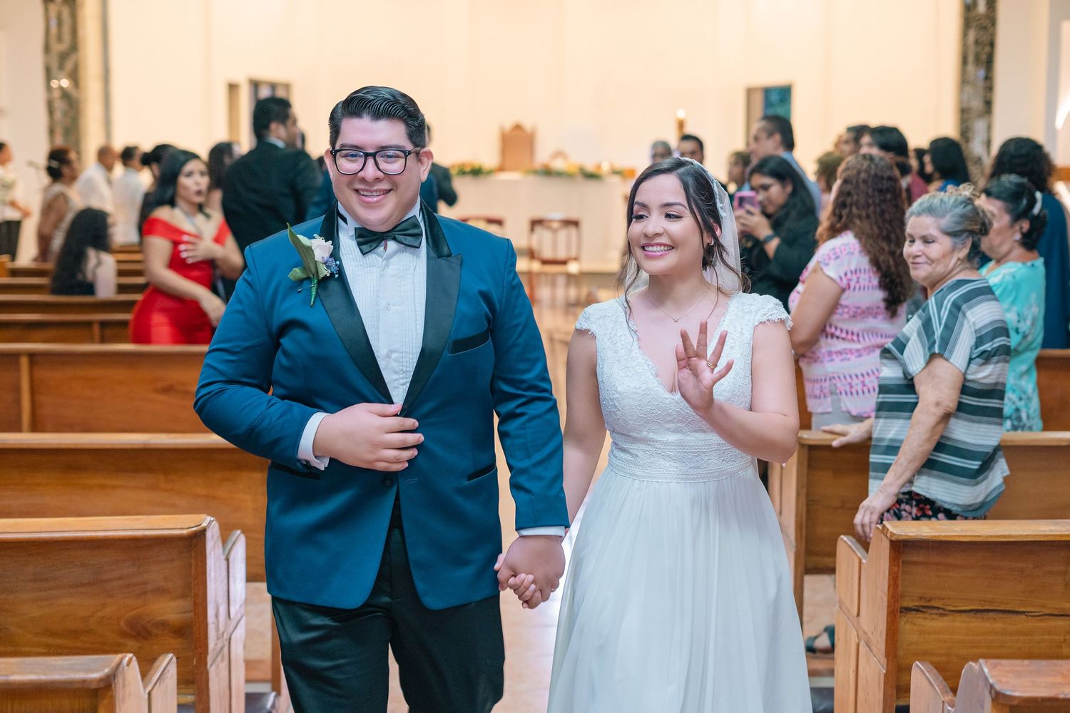 Fotografía de boda en El Salvador capturando momentos auténticos y emotivos con estilo elegante y documental.