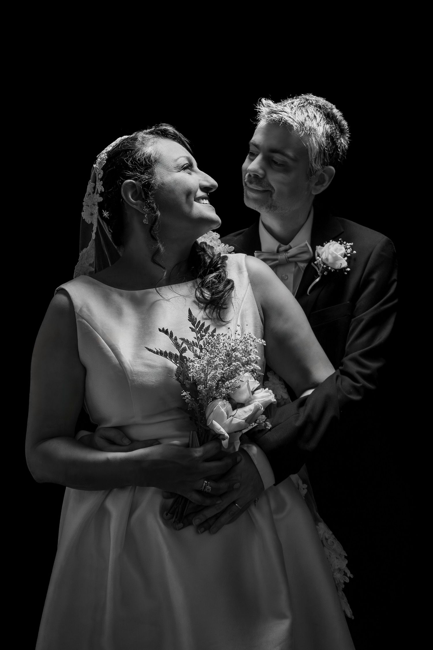 Fotografía de boda en El Salvador capturando momentos auténticos y emotivos con estilo elegante y documental.