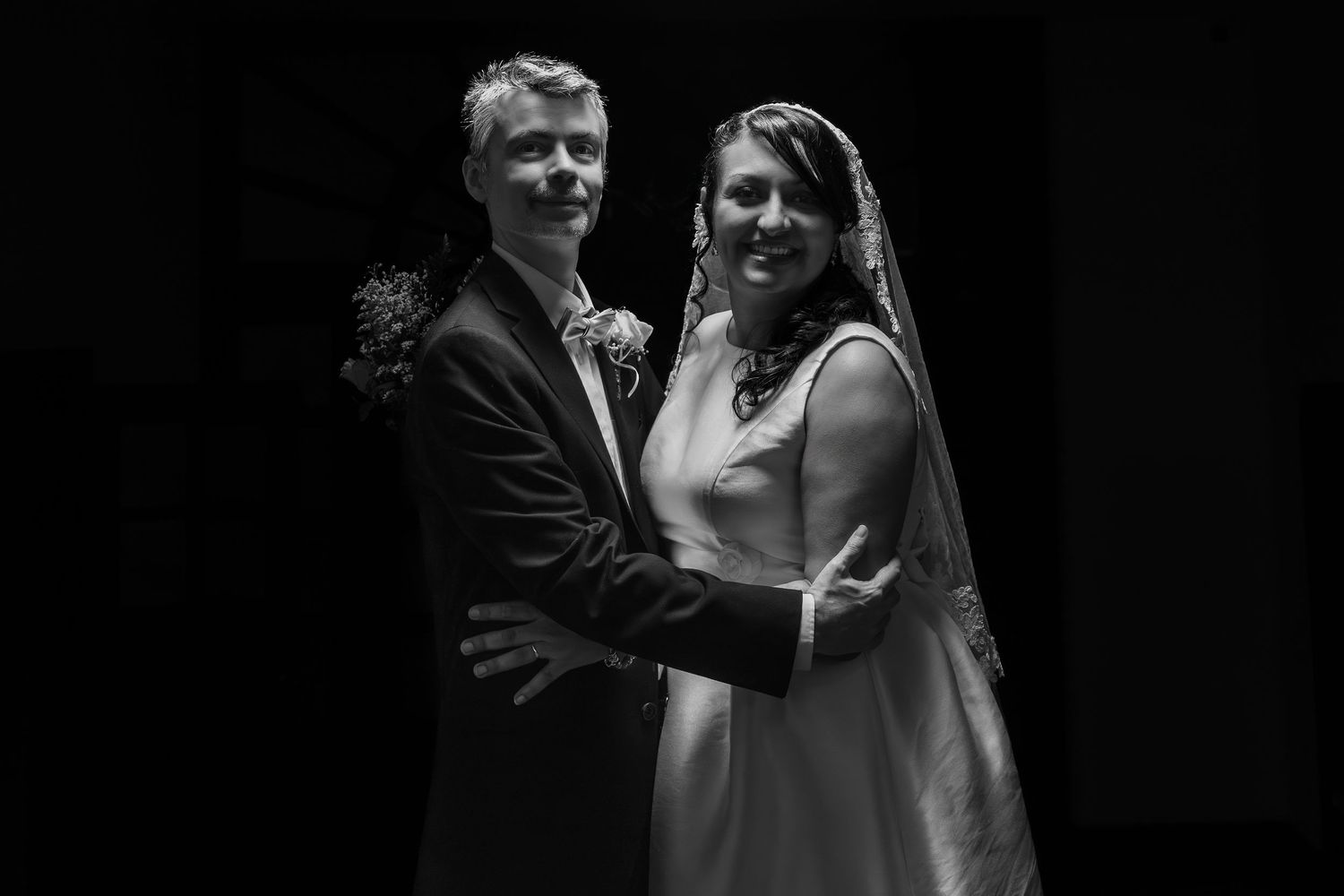 Fotografía de boda en El Salvador capturando momentos auténticos y emotivos con estilo elegante y documental.