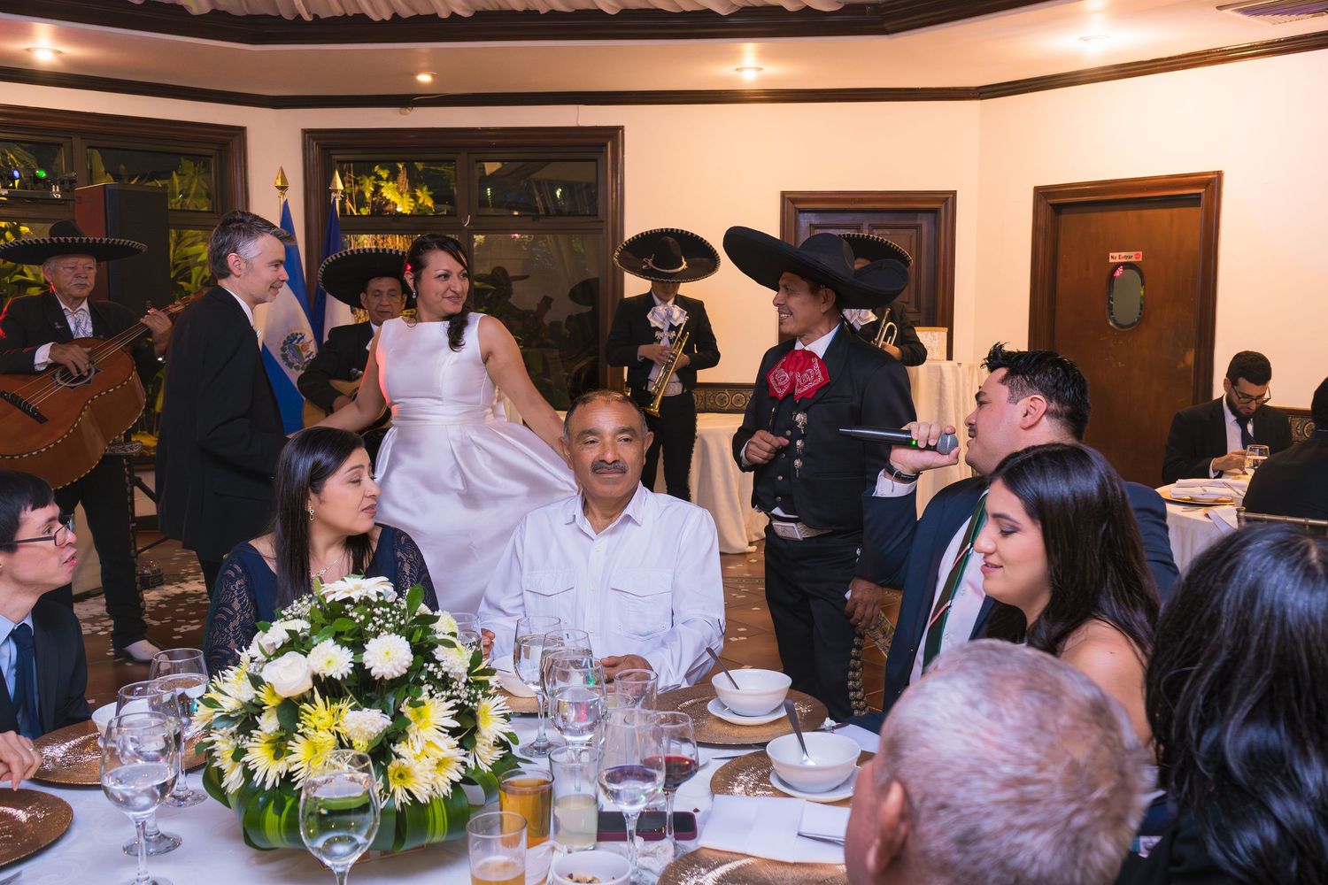 Fotografía de boda en El Salvador capturando momentos auténticos y emotivos con estilo elegante y documental.