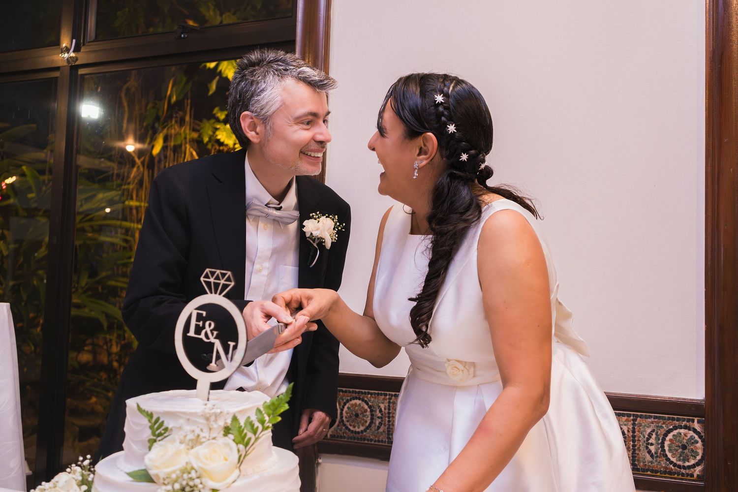 Fotografía de boda en El Salvador capturando momentos auténticos y emotivos con estilo elegante y documental.