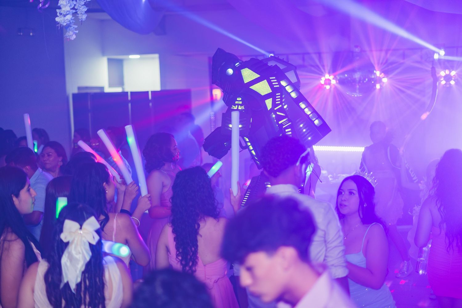 Cobertura de 15 años en El Salvador documentando cada momento especial con fotografía profesional y estilo elegante.