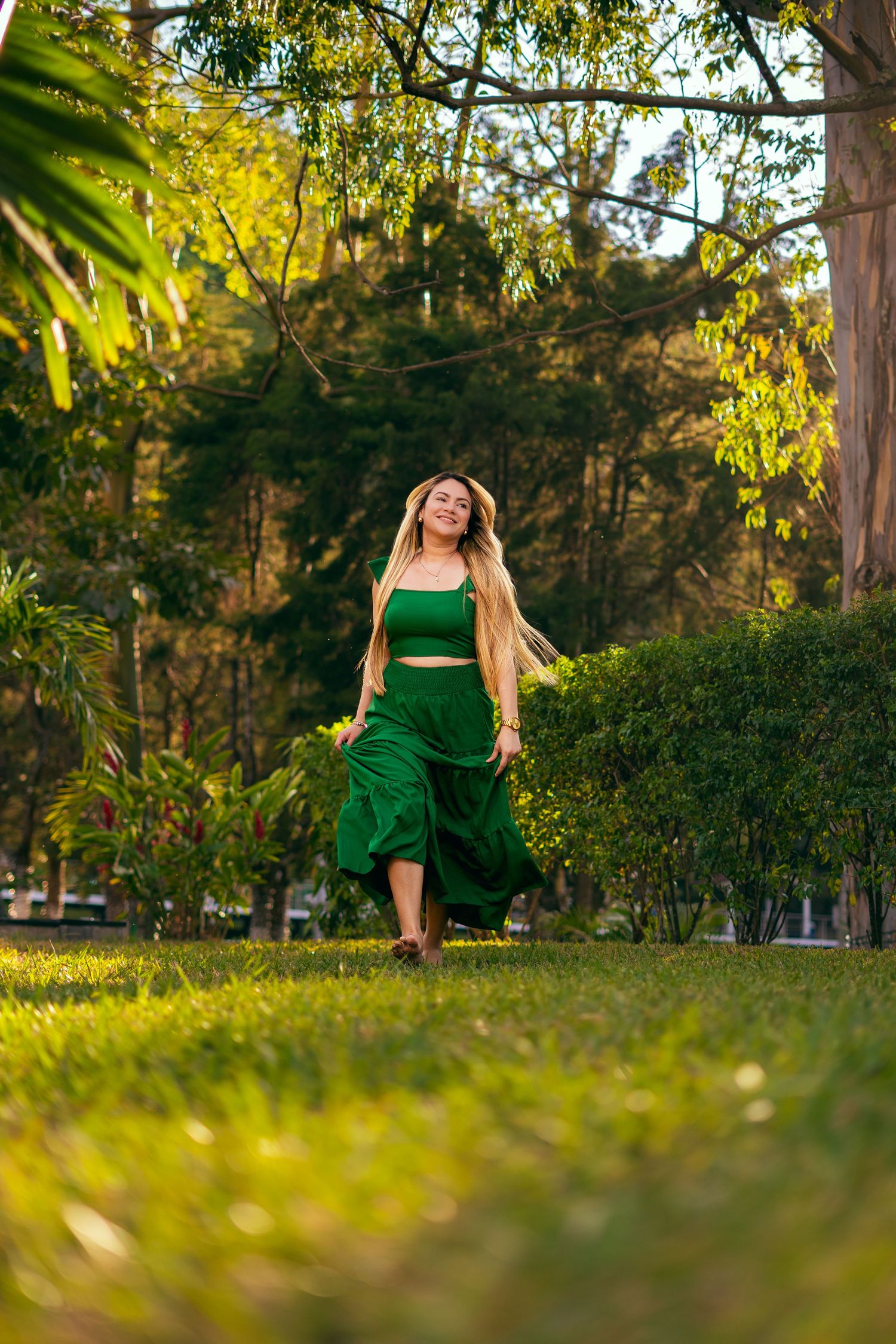 Sesión de retrato profesional en El Salvador realizada en exteriores con técnicas y dirección personalizada por Magma Solutions.
