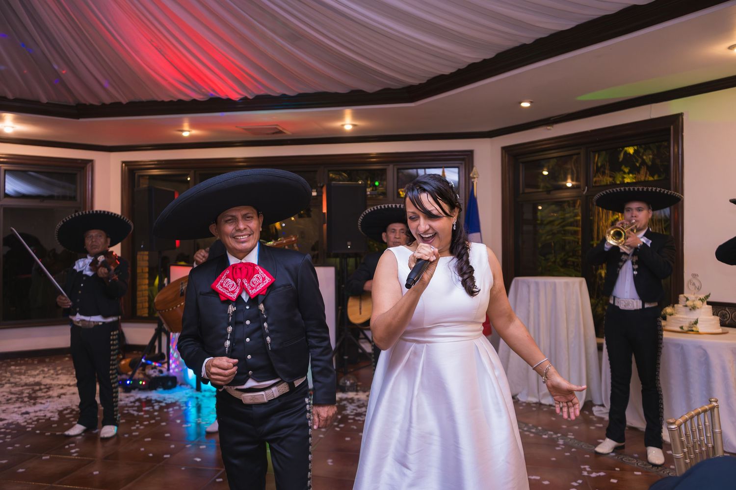 Fotografía de boda en El Salvador capturando momentos auténticos y emotivos con estilo elegante y documental.