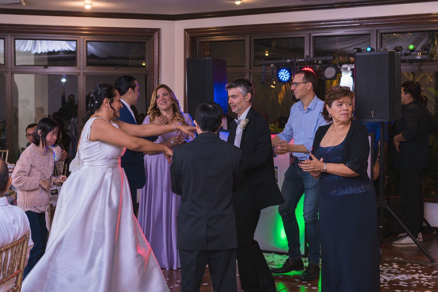 Fotografía de boda en El Salvador capturando momentos auténticos y emotivos con estilo elegante y documental.