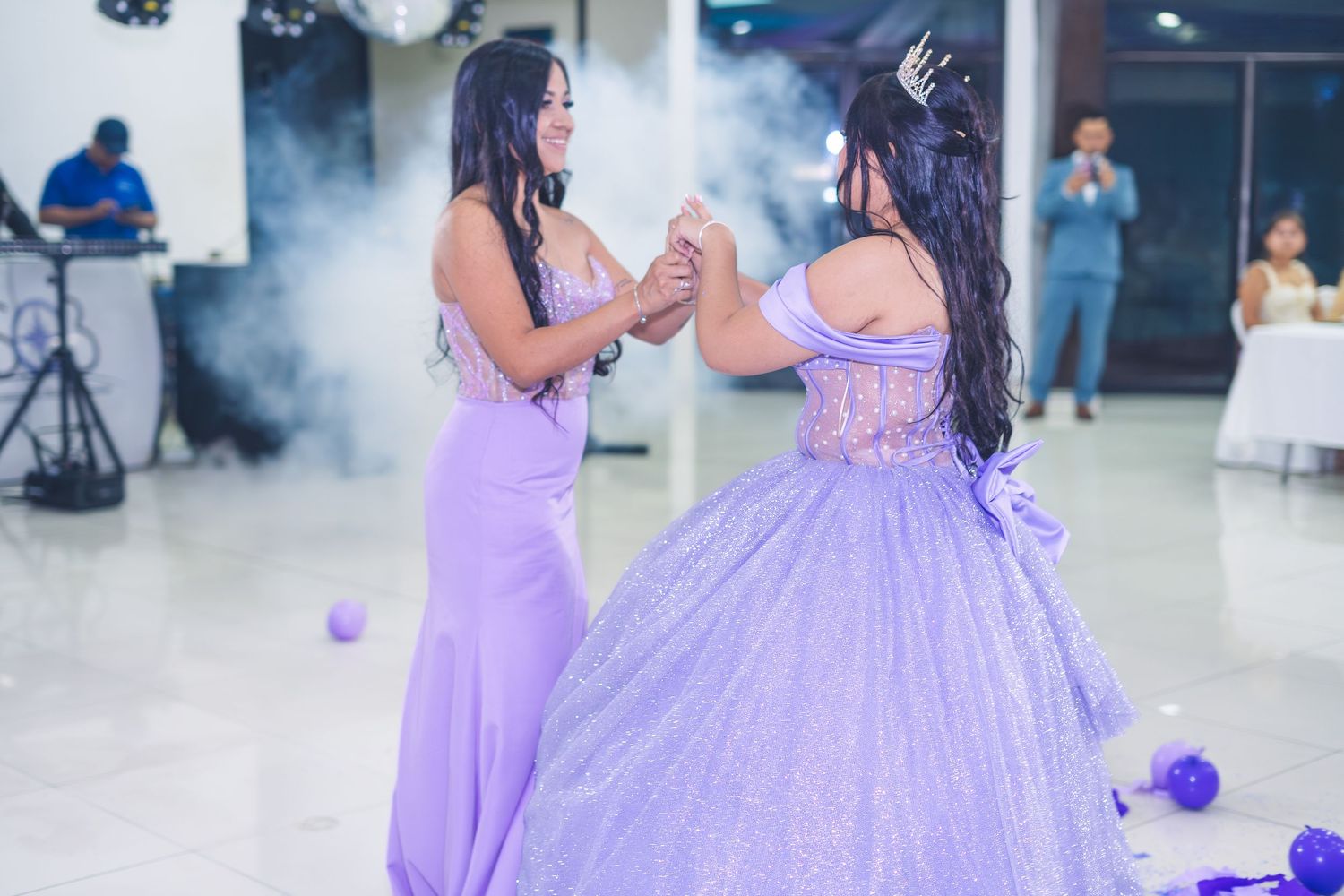 Cobertura de 15 años en El Salvador documentando cada momento especial con fotografía profesional y estilo elegante.