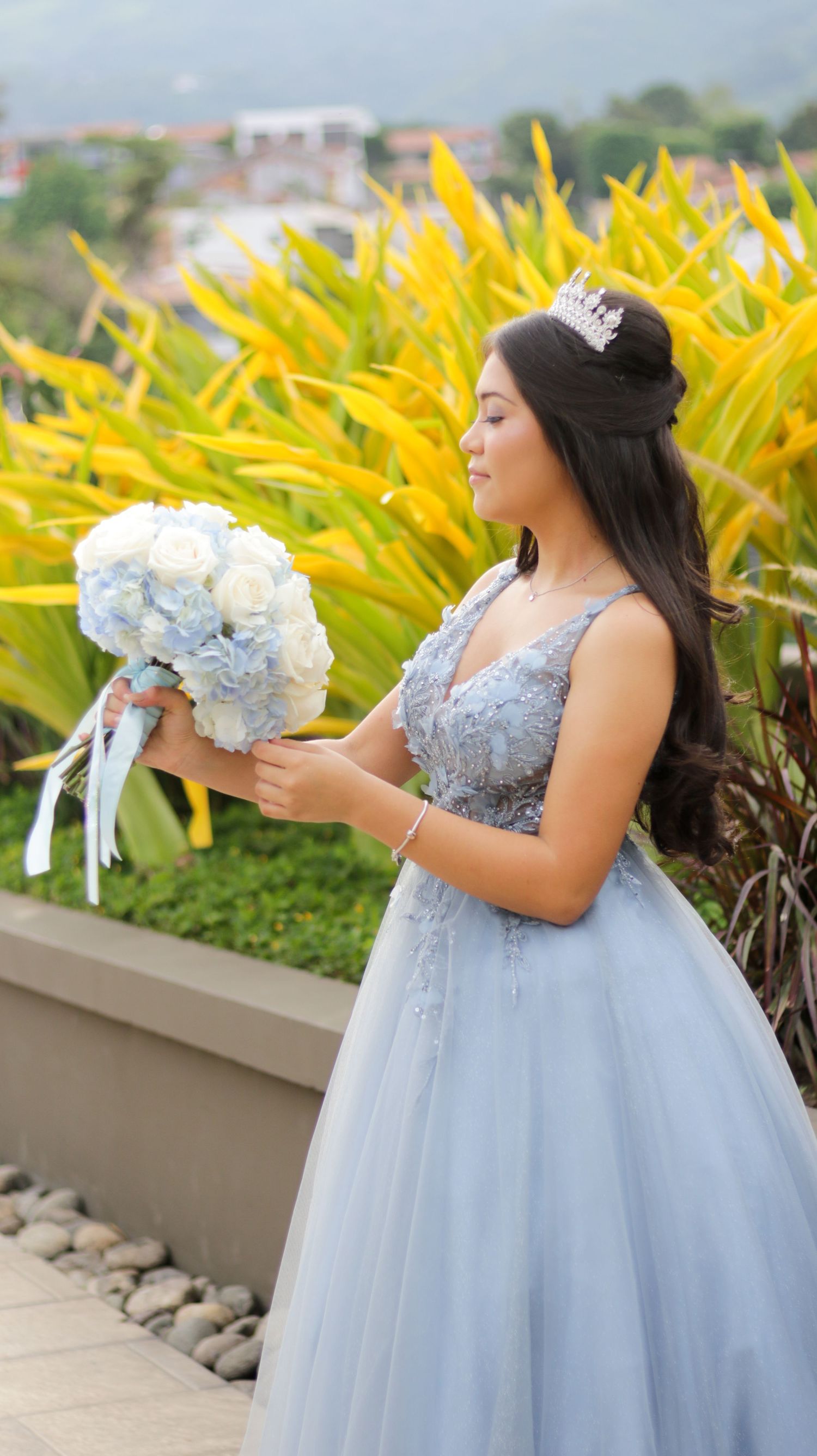 Cobertura de 15 años en El Salvador documentando cada momento especial con fotografía profesional y estilo elegante.