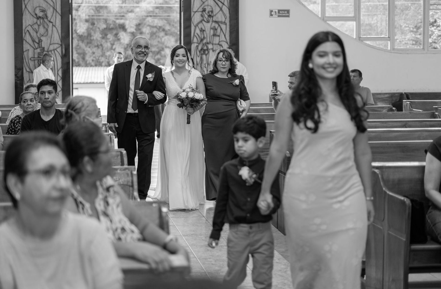 Fotografía de boda en El Salvador capturando momentos auténticos y emotivos con estilo elegante y documental.