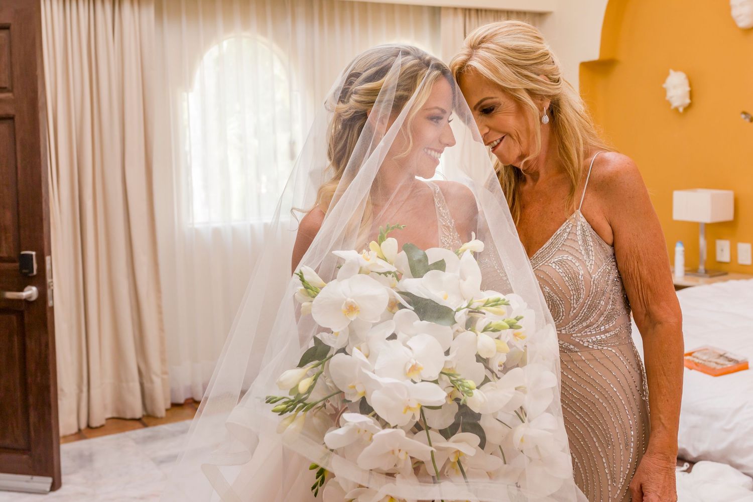Natural wedding portrait by Paco Aguilar, destination wedding photographer in Mexico