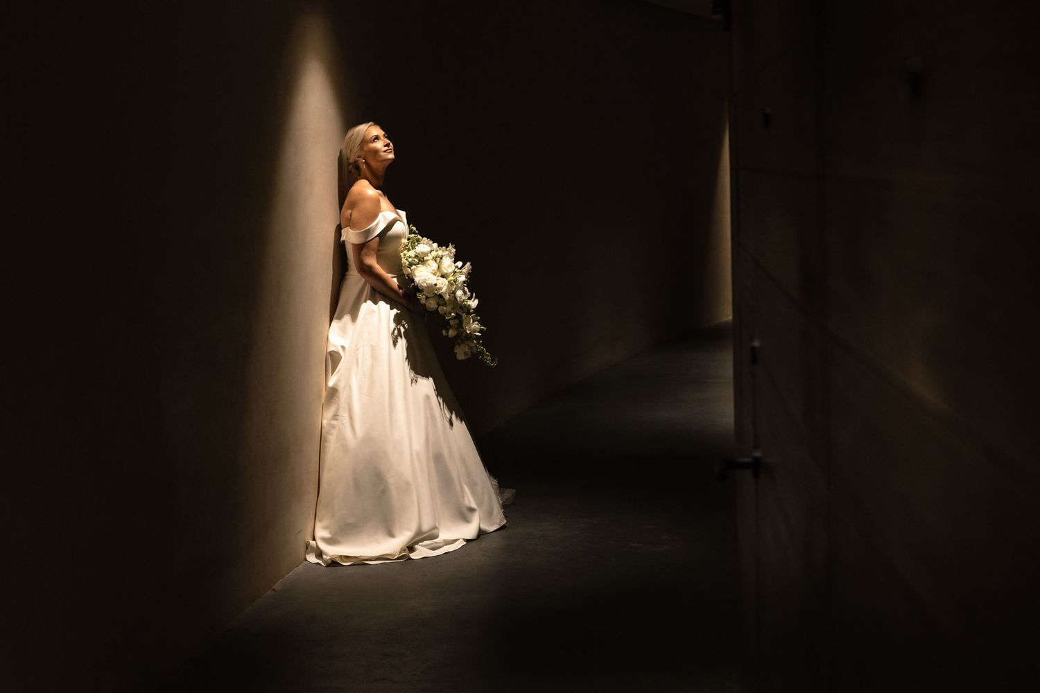 novia en luz calida