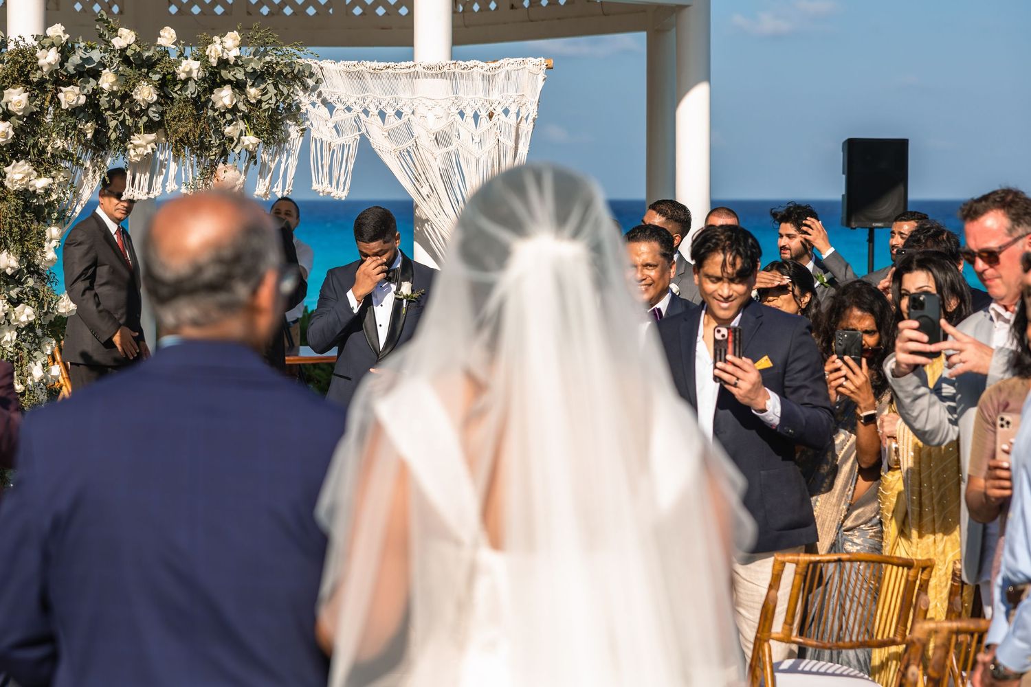 Natural wedding portrait by Paco Aguilar, destination wedding photographer in Mexico