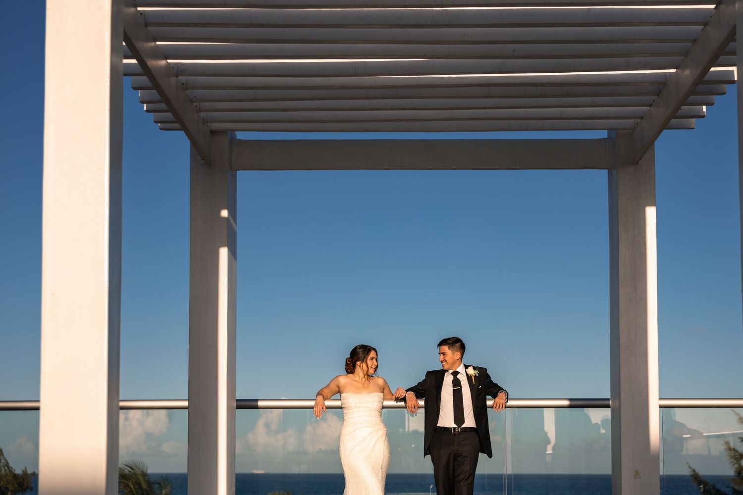 Natural wedding portrait by Paco Aguilar, destination wedding photographer in Mexico