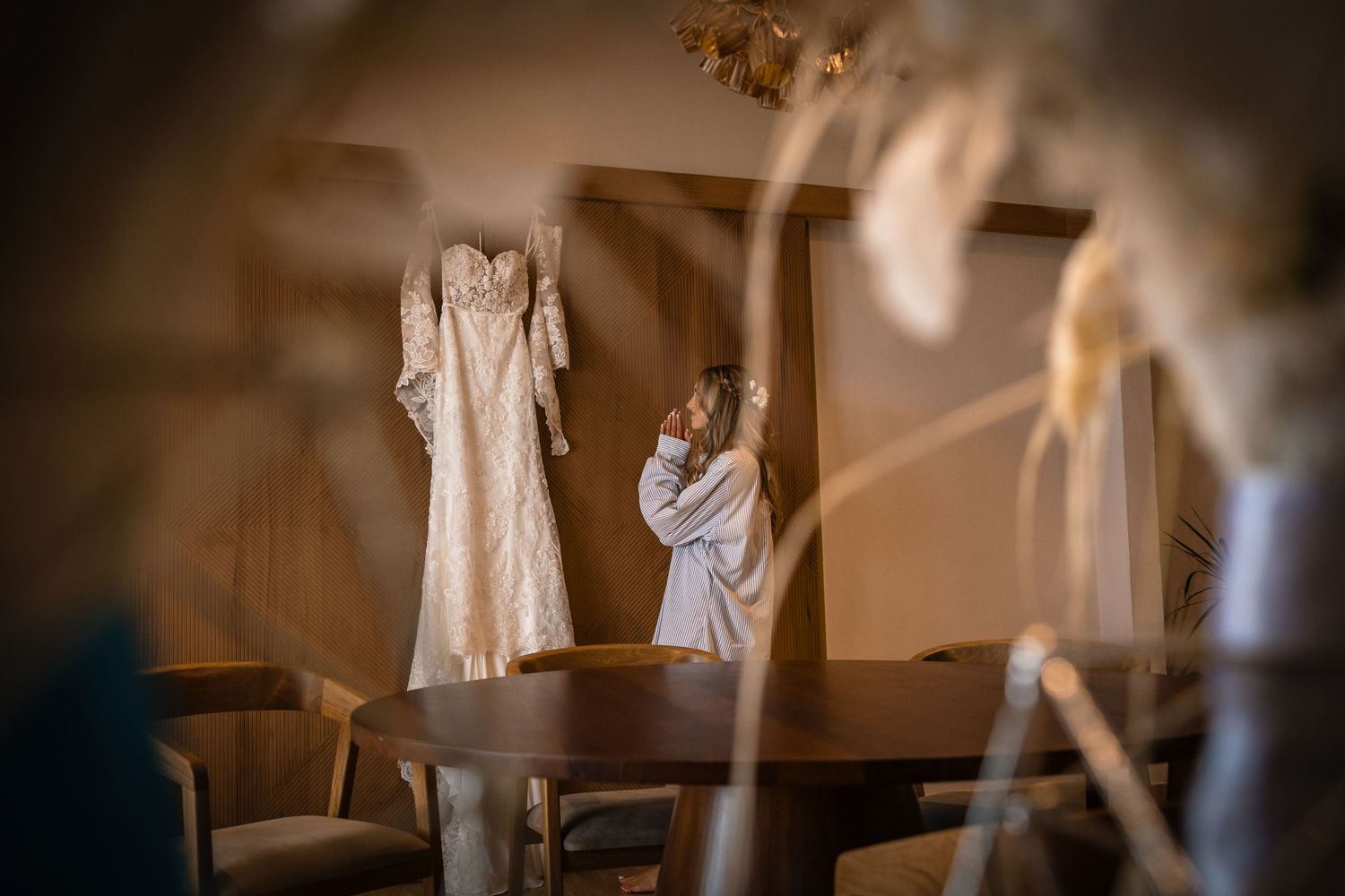 Natural wedding portrait by Paco Aguilar, destination wedding photographer in Mexico
