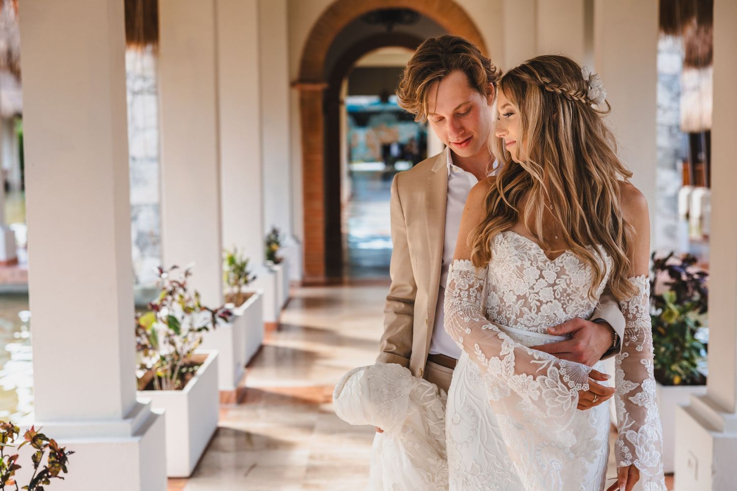 Natural wedding portrait by Paco Aguilar, destination wedding photographer in Mexico
