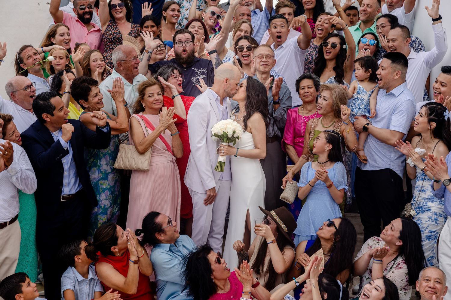 Novios celebrando con familiares y amigos durante la recepción.