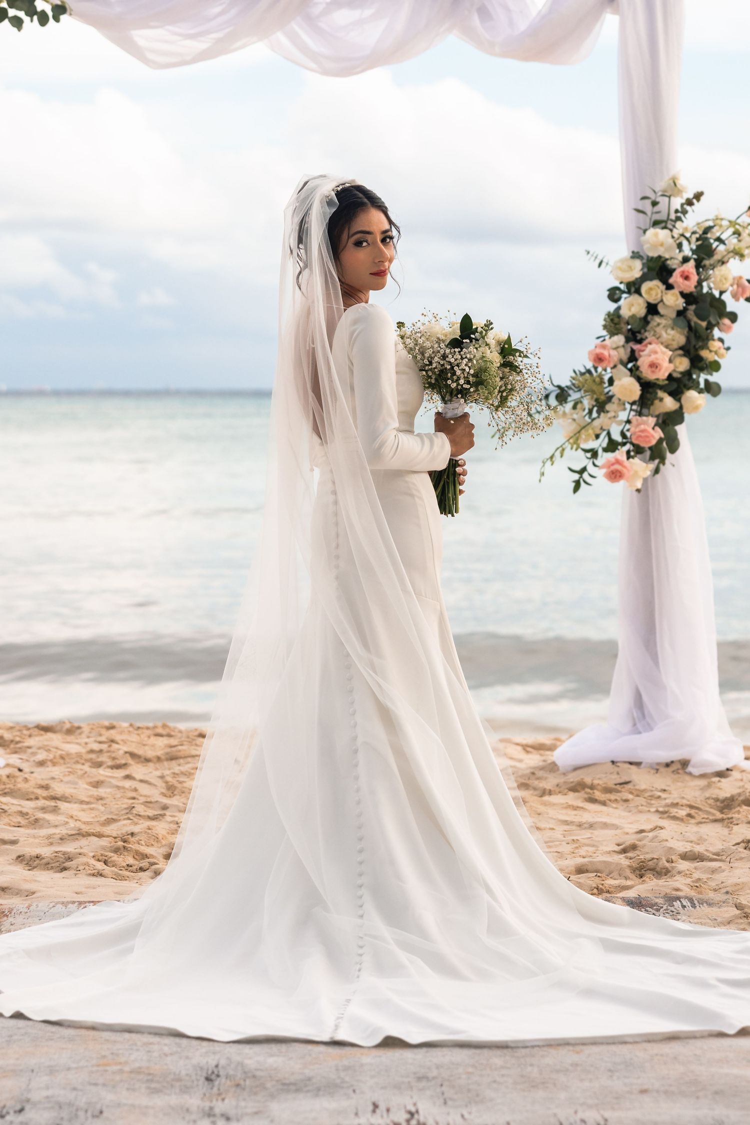 Natural wedding portrait by Paco Aguilar, destination wedding photographer in Mexico