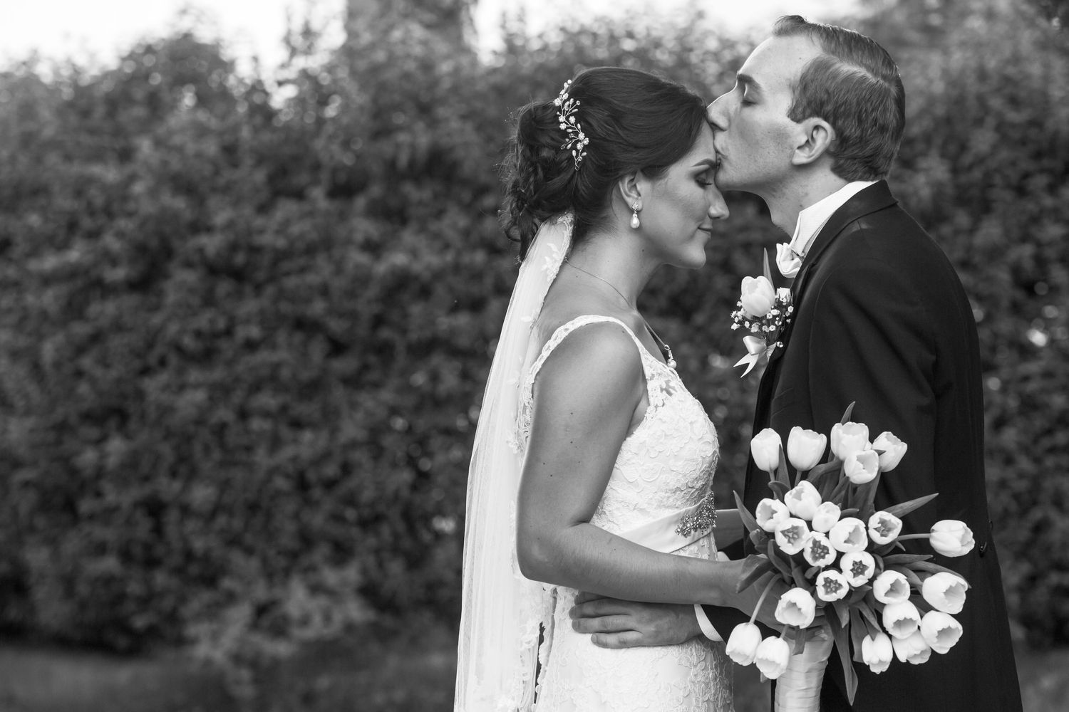 Natural wedding portrait by Paco Aguilar, destination wedding photographer in Mexico