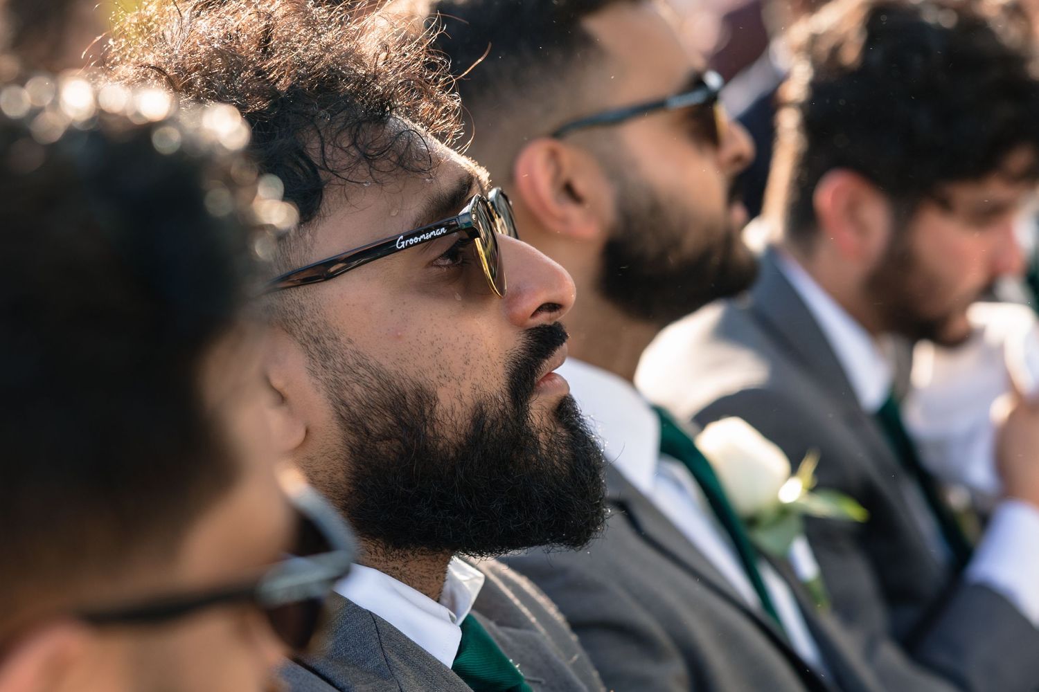 Retrato de un acompañante del novio durante la ceremonia.