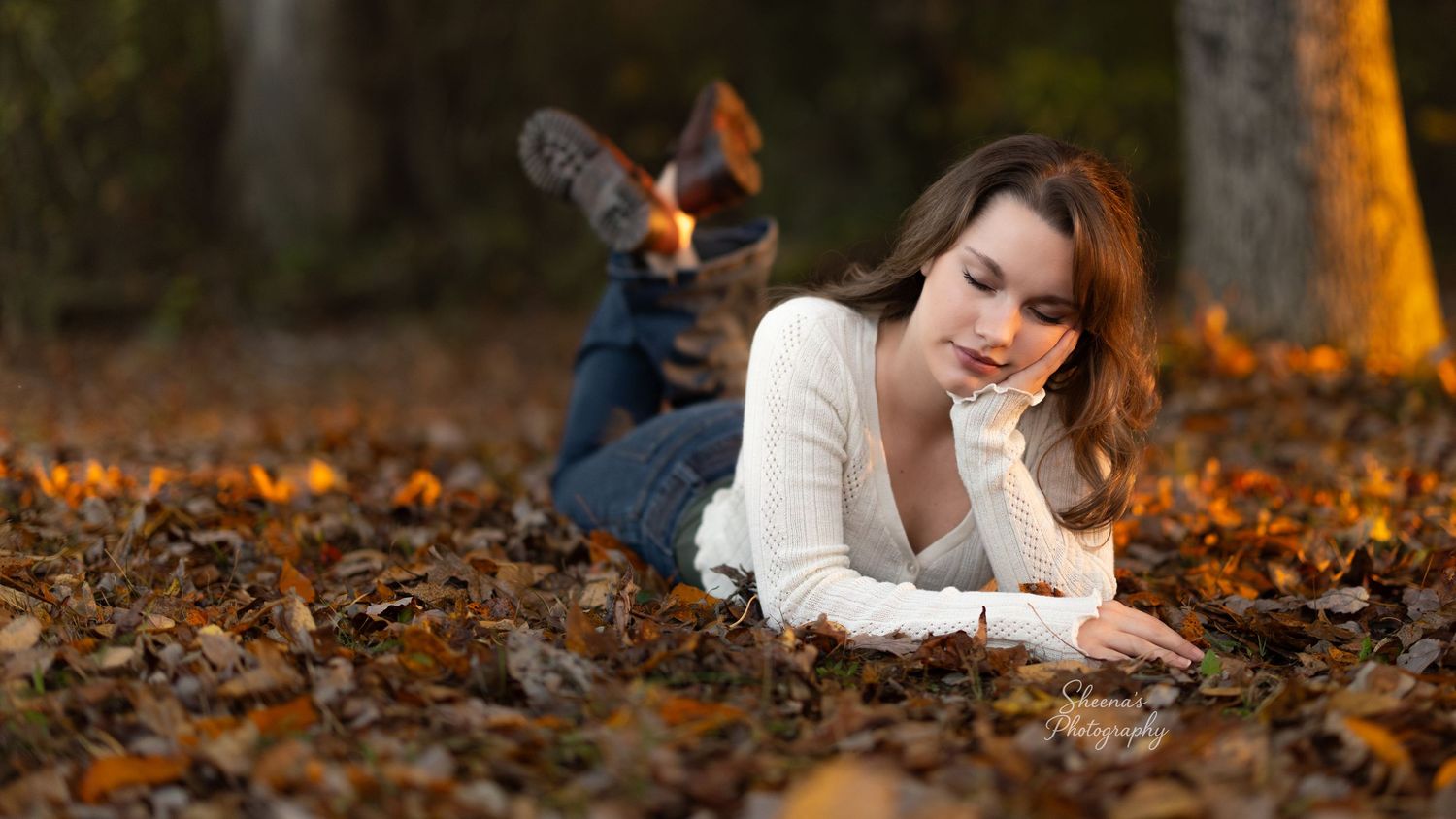 Senior photos in the fall autumn. Photography. Portrait photographer in Henderson, Tennessee. Graduation family photos Henderson, Tennessee.