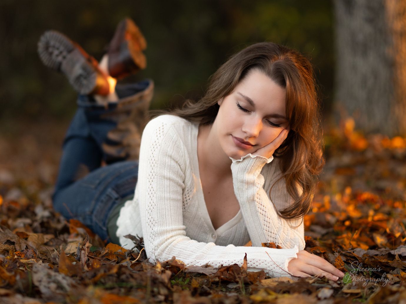 Senior photos in the fall autumn. Photography. Portrait photographer in Henderson, Tennessee. Graduation family photos Henderson, Tennessee.