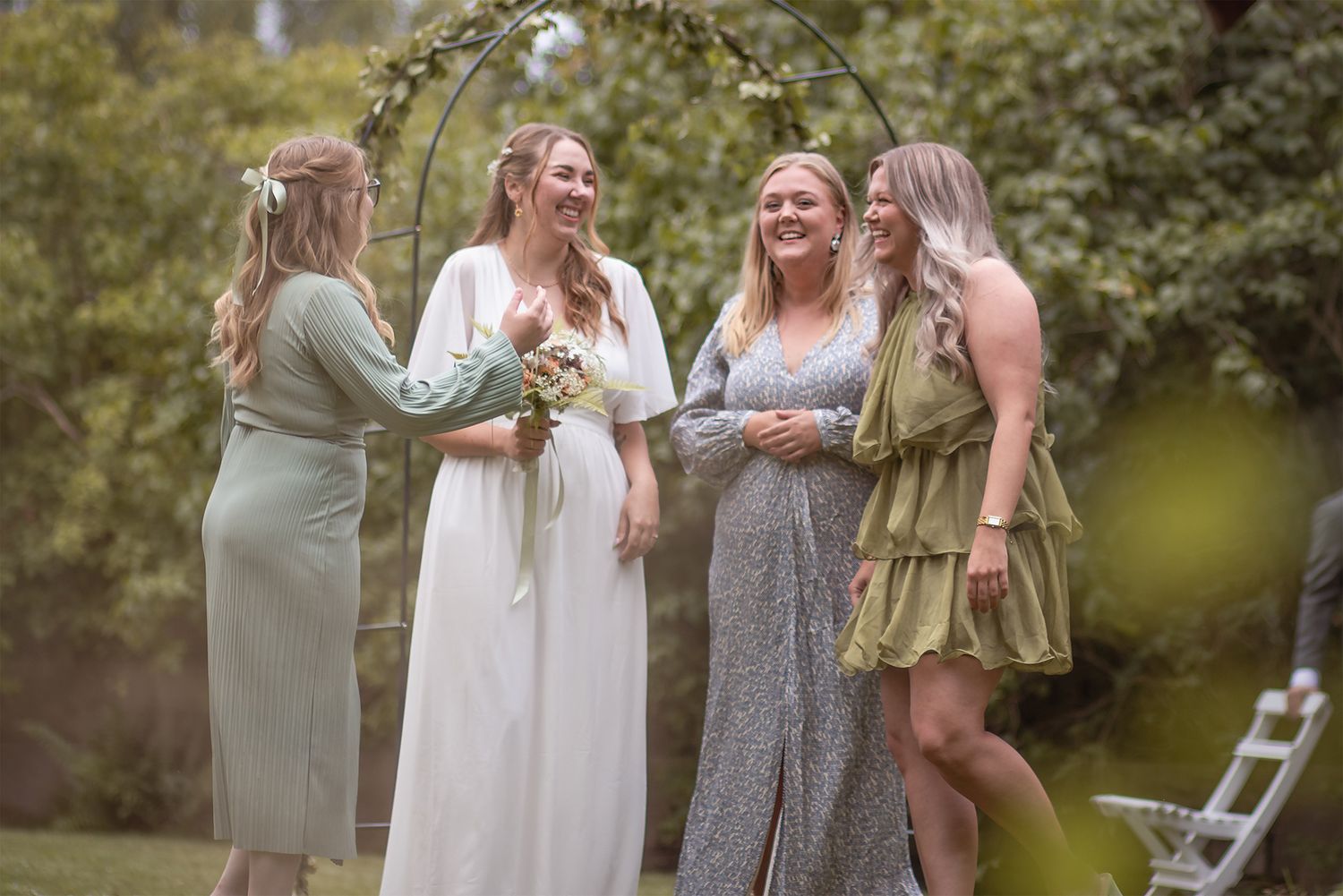 Brud med brudtärnor fotograferade i Lysekil, Göteborg i lantlig miljö med mjuka dova toner, fotad av bröllopsfotograf Cecilia Elgham