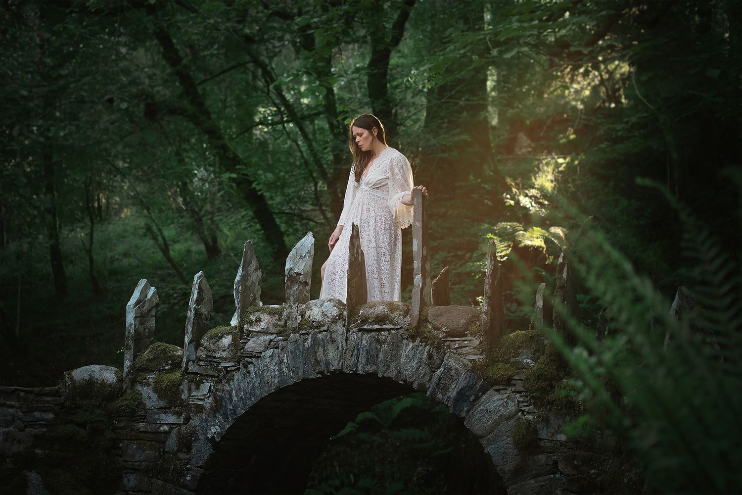 Sagolikt porträtt av vacker kvinna i mystisk skog vid Fairy Bridge i Skottland fotograferad av fotograf Cecilia Elgham utanför Göteborg.