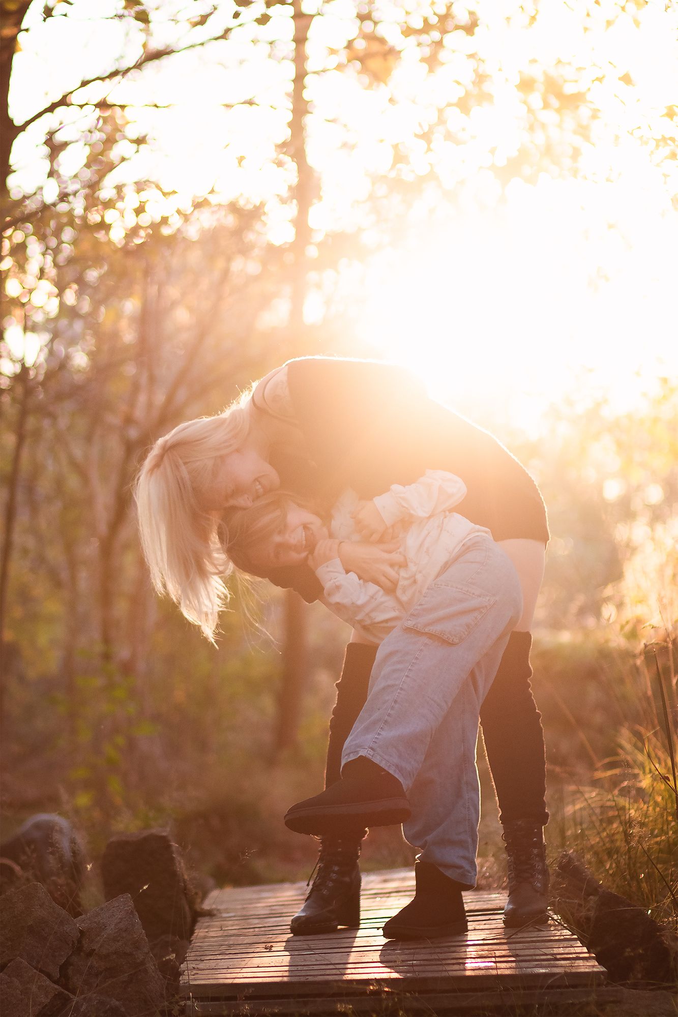 Mor och dotter fotograferade i sagolik skog tillsammans under golden hour av fotograf i Lysekil strax utanför Göteborg.